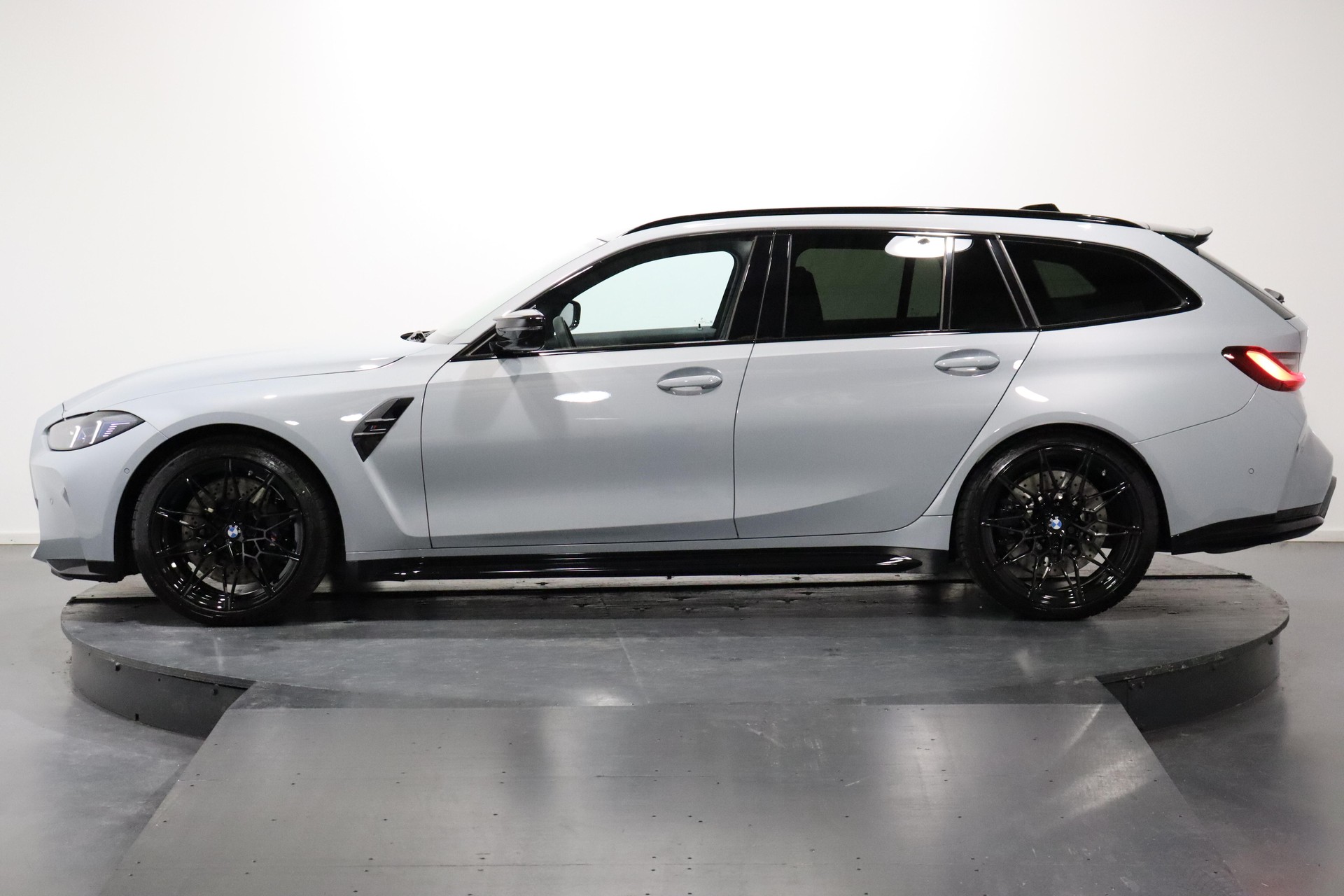 BMW M3 Competition xDrive Touring-image-1