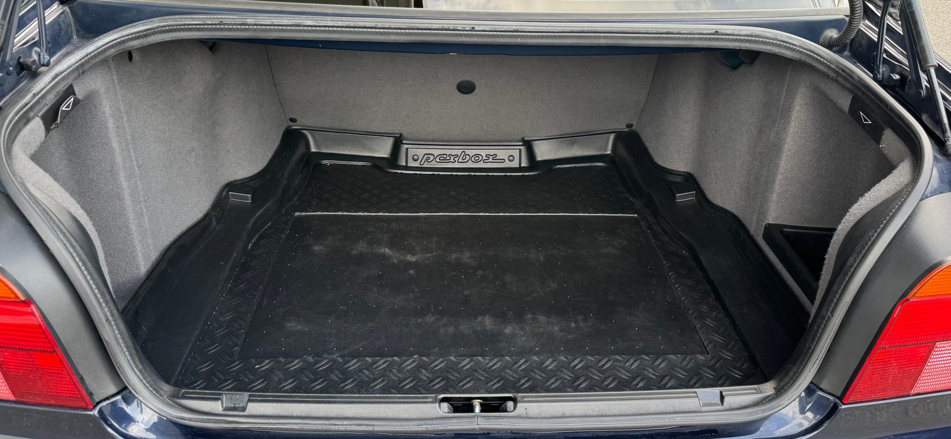 BMW 528i-image-10