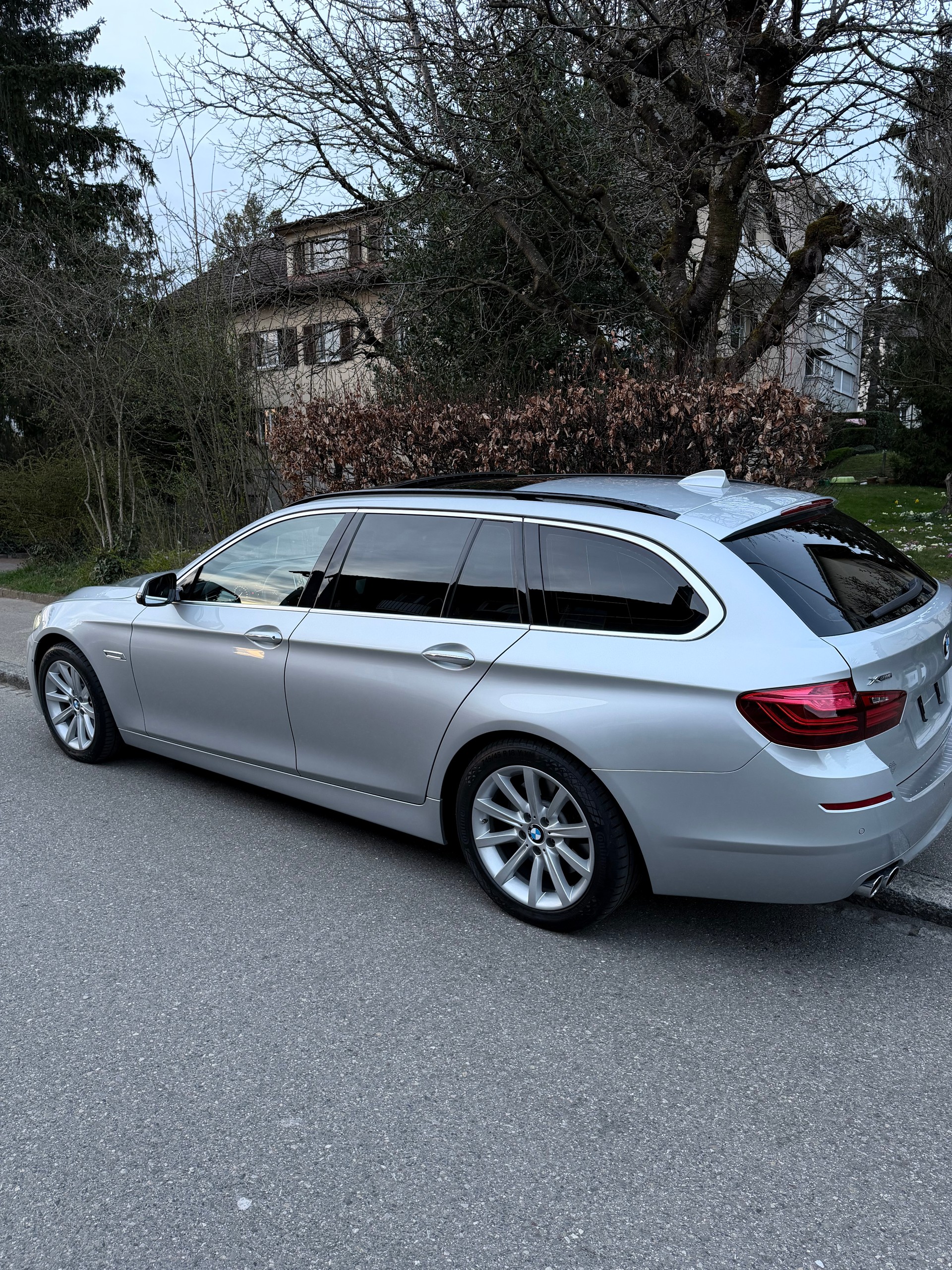 BMW 530d Touring xDrive Luxury Line Steptronic-image-2