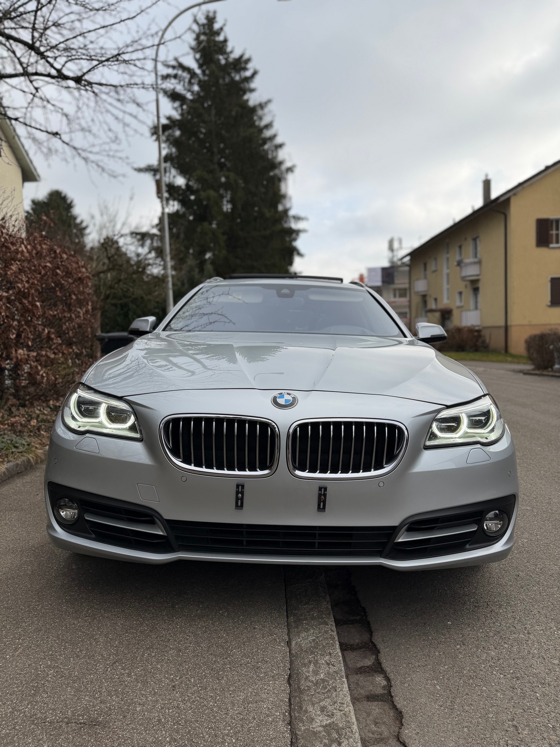 BMW 530d Touring xDrive Luxury Line Steptronic-image-0