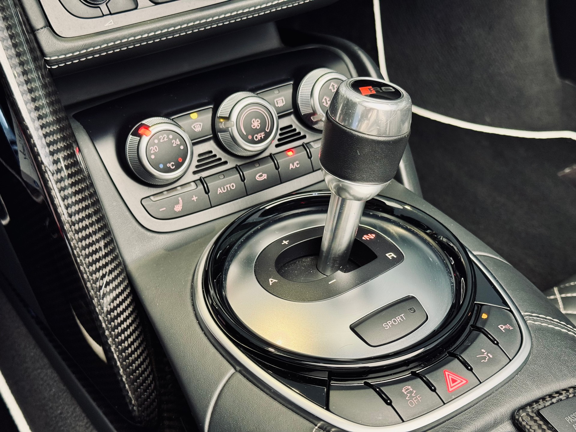 AUDI R8 Spyder 4.2 S-Tronic-image-13