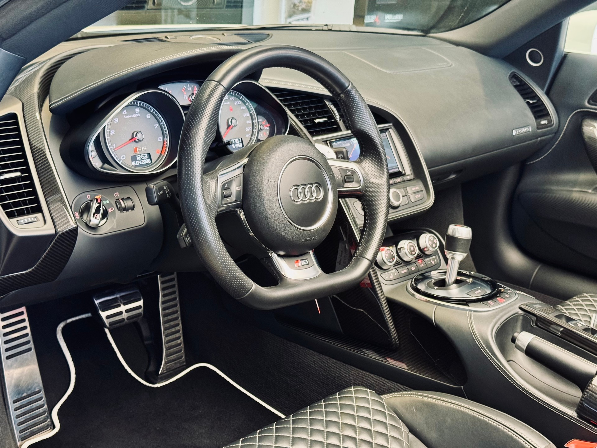 AUDI R8 Spyder 4.2 S-Tronic-image-10