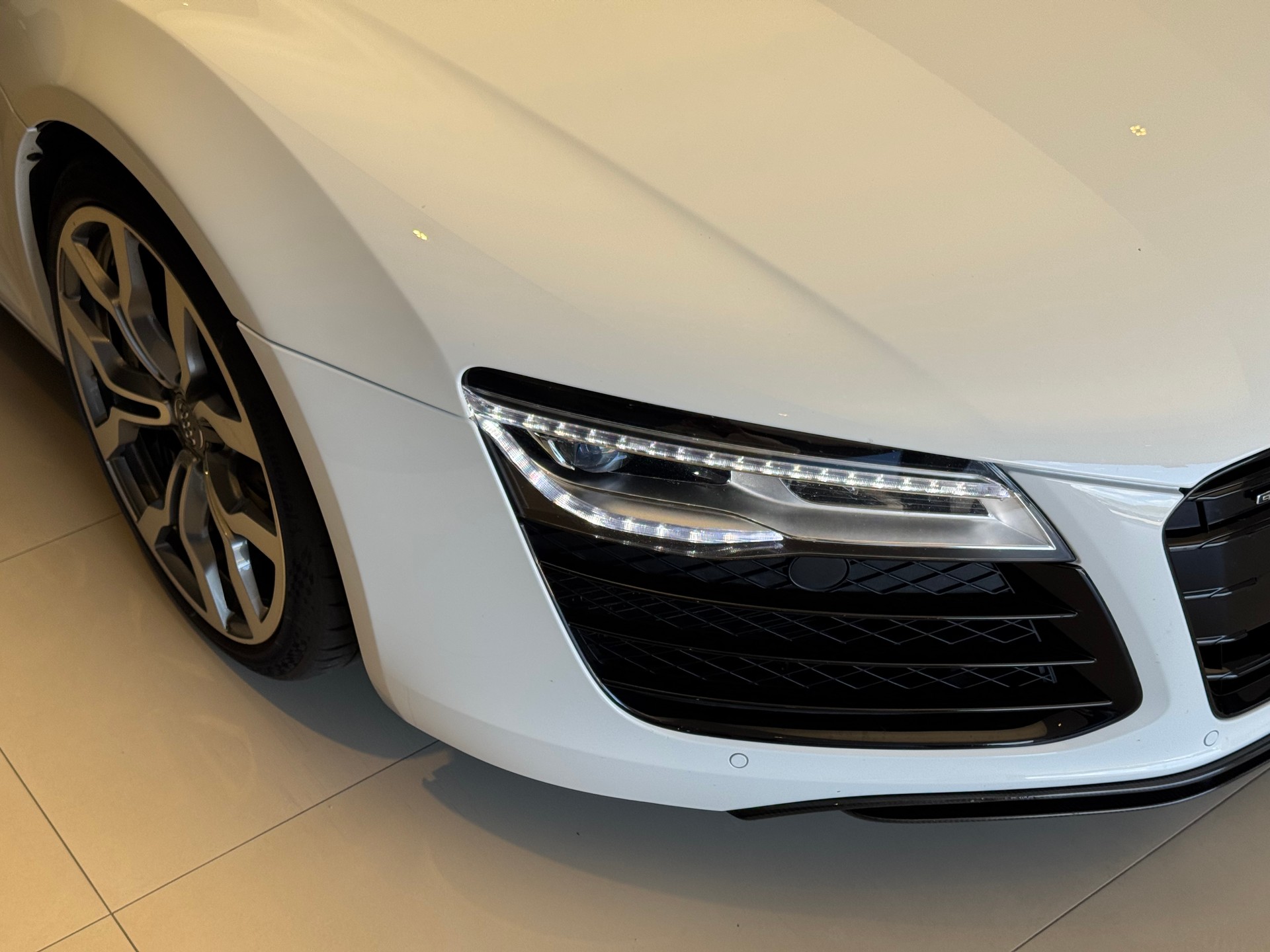 AUDI R8 Spyder 4.2 S-Tronic-showroom-element-3