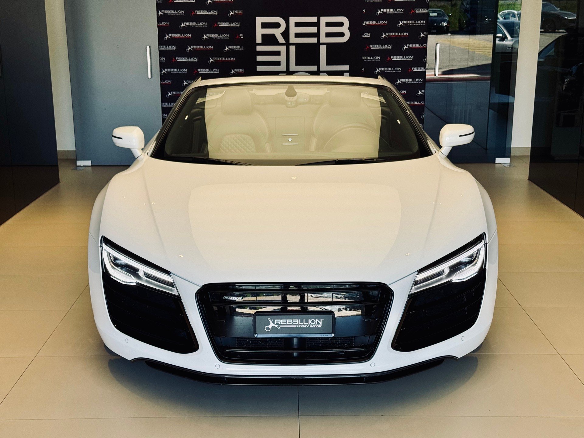AUDI R8 Spyder 4.2 S-Tronic-showroom-element-1