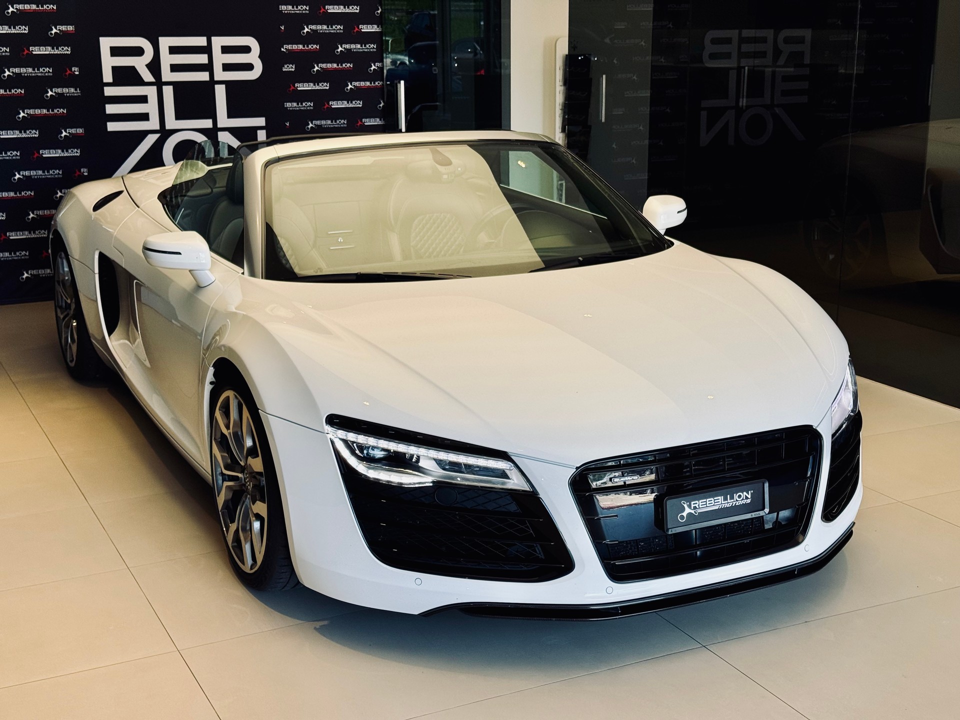 AUDI R8 Spyder 4.2 S-Tronic-showroom-element-2