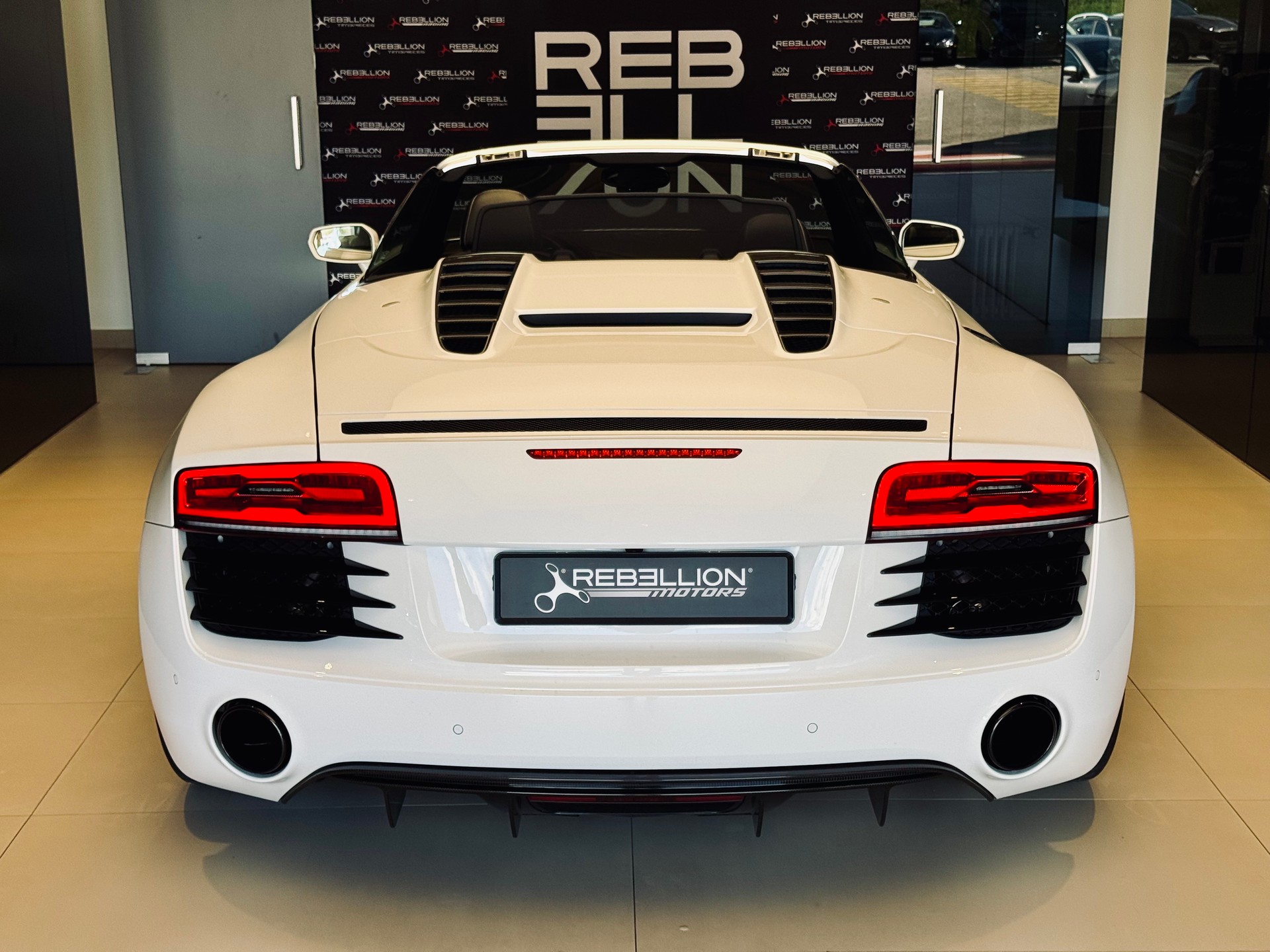 AUDI R8 Spyder 4.2 S-Tronic-image-6