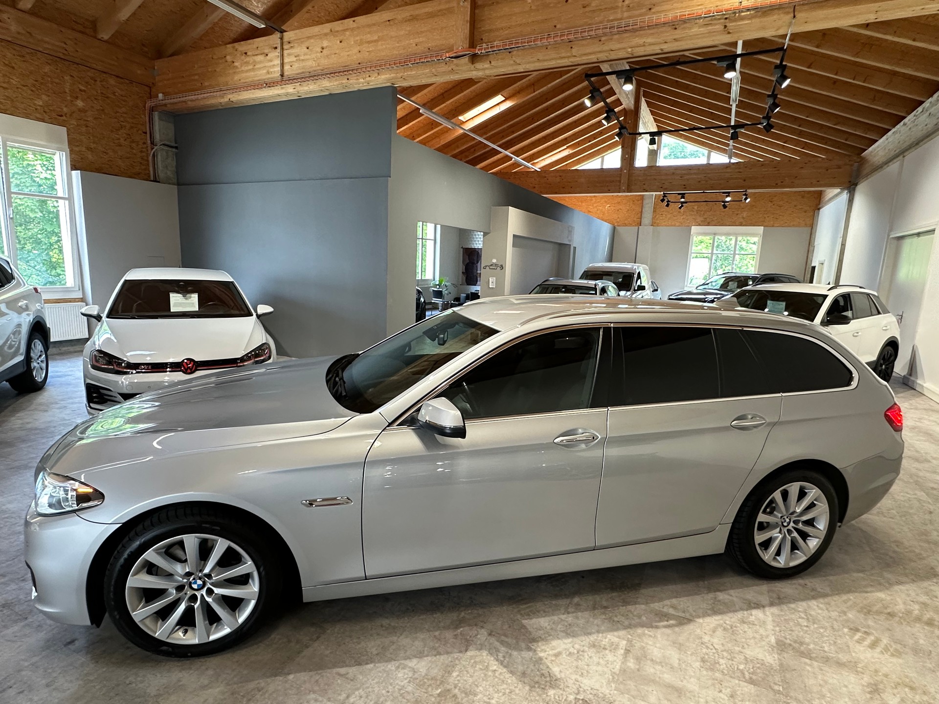 BMW 528i Touring xDrive Modern Line Steptronic/Lückenlos BMW-Servicegepflegt/Frisch ab MFK und Service/1.. Jahr Garantie!-showroom-element-2