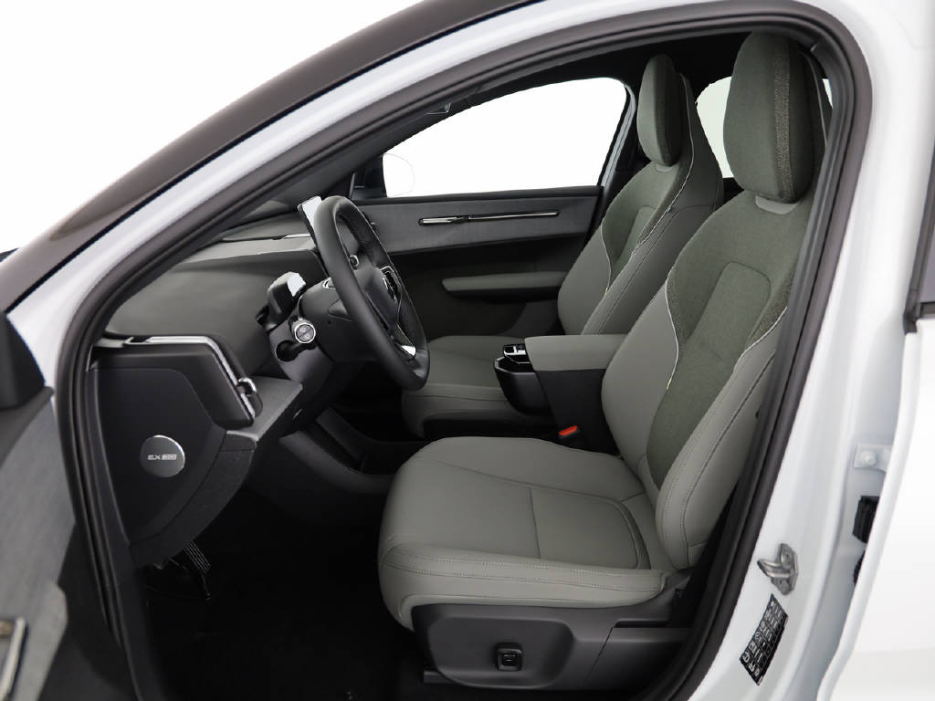 VOLVO EX 30 Cross Country P8 Ultra AWD-image-1