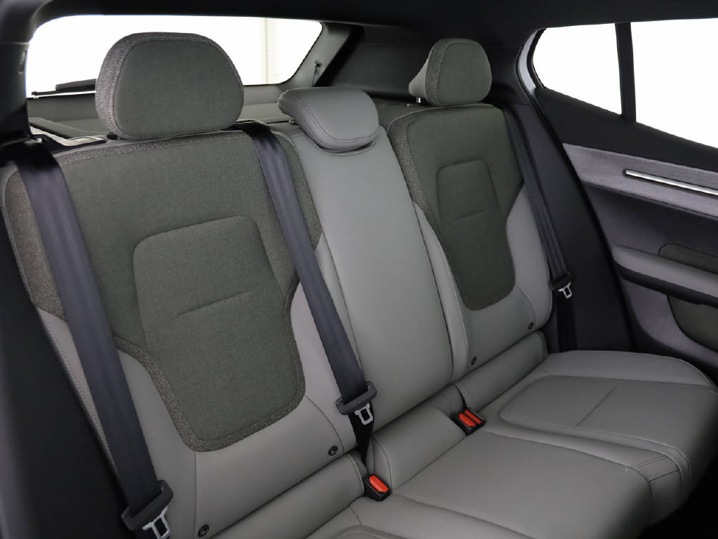VOLVO EX 30 Cross Country P8 Ultra AWD-image-3
