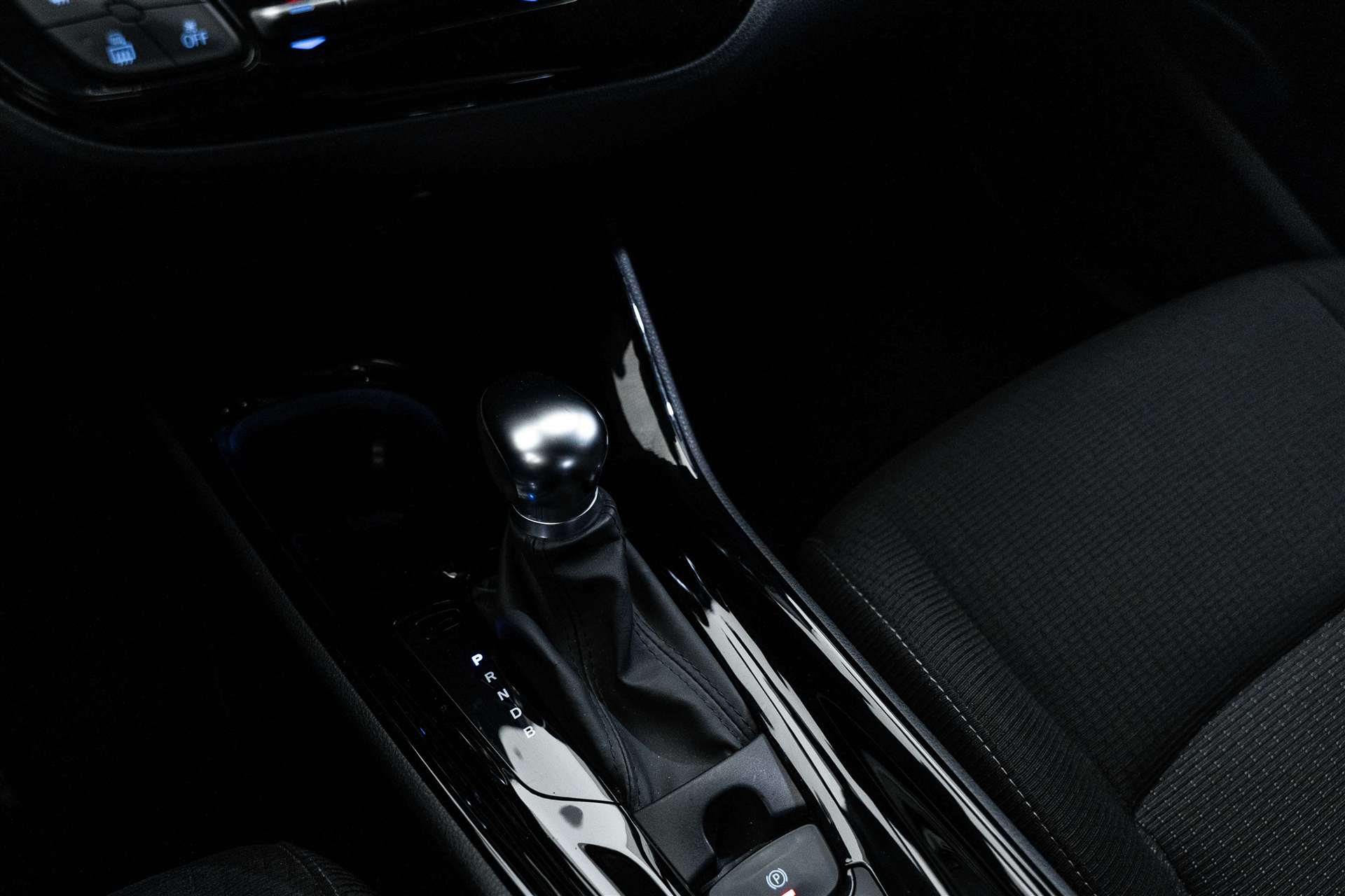 TOYOTA C-HR 1.8 HSD CVT Comfort-image-24