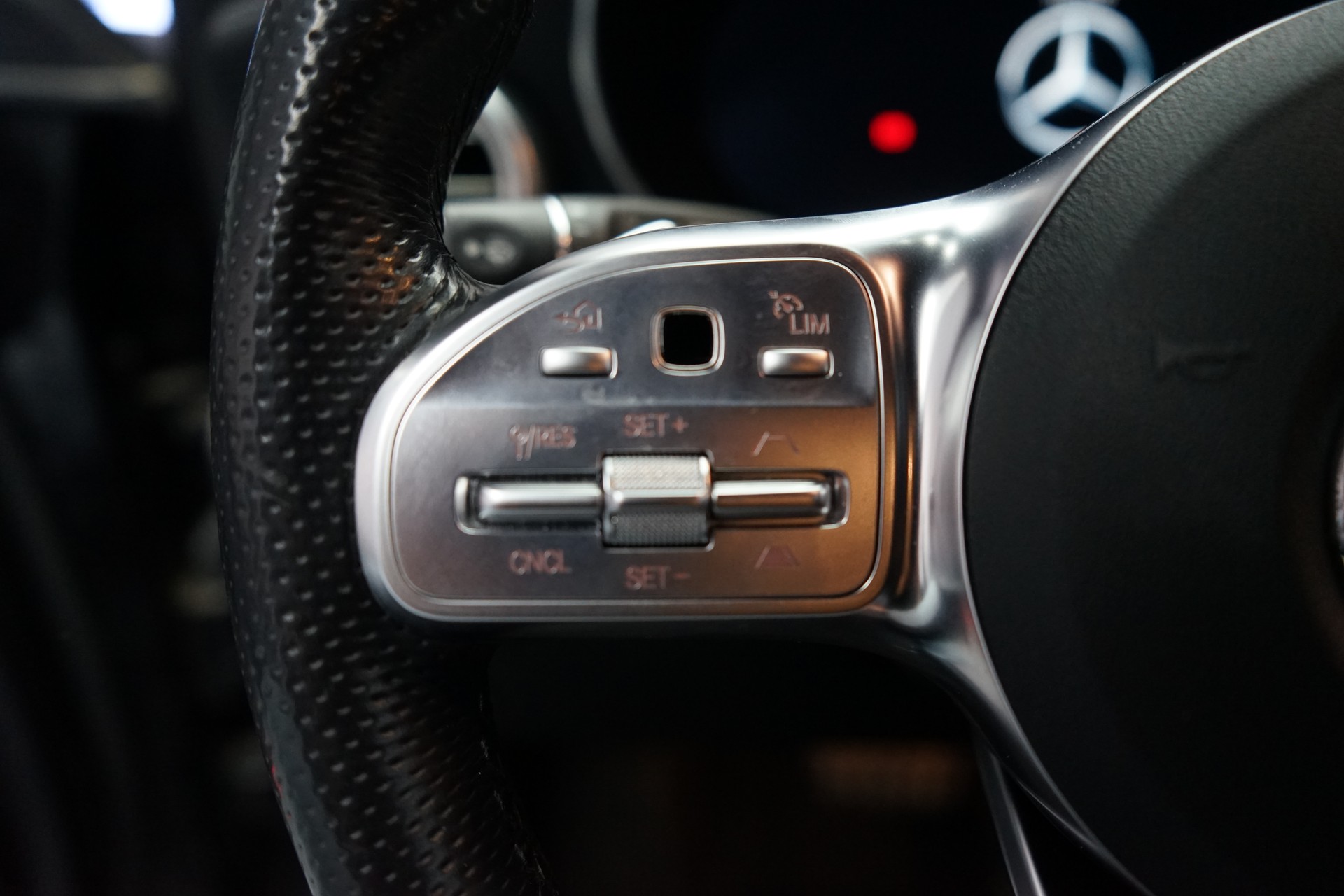 MERCEDES-BENZ GLC 300 AMG Line 4Matic 9G-Tronic-image-6