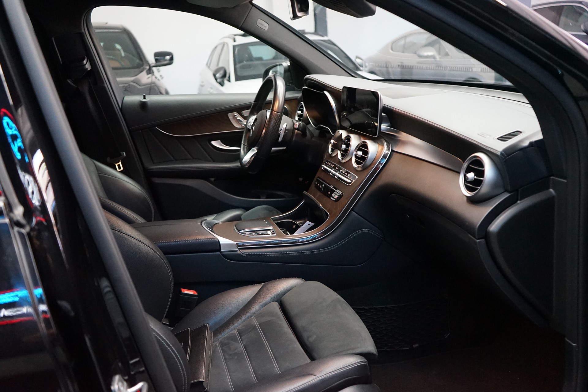 MERCEDES-BENZ GLC 300 AMG Line 4Matic 9G-Tronic-image-4
