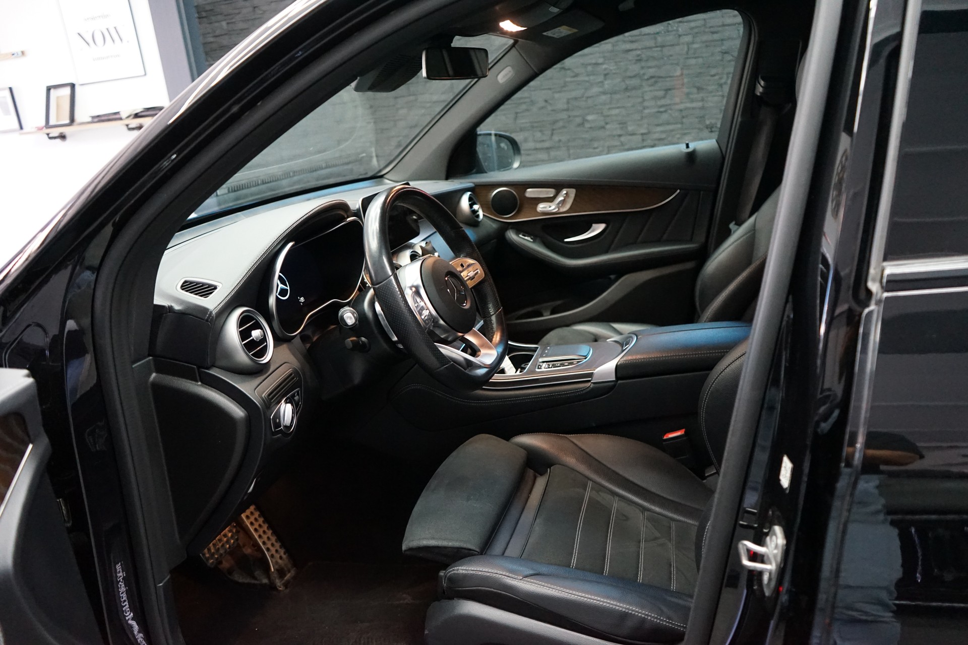 MERCEDES-BENZ GLC 300 AMG Line 4Matic 9G-Tronic-showroom-element-3