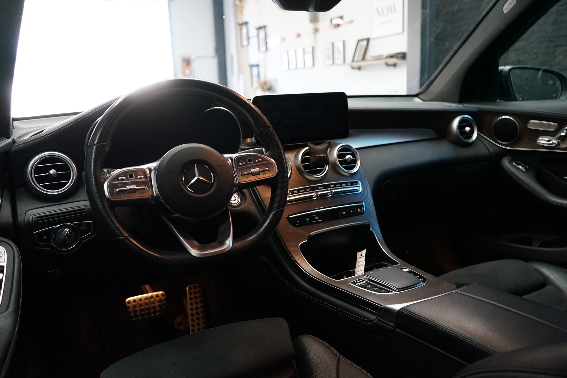 MERCEDES-BENZ GLC 300 AMG Line 4Matic 9G-Tronic-image-5