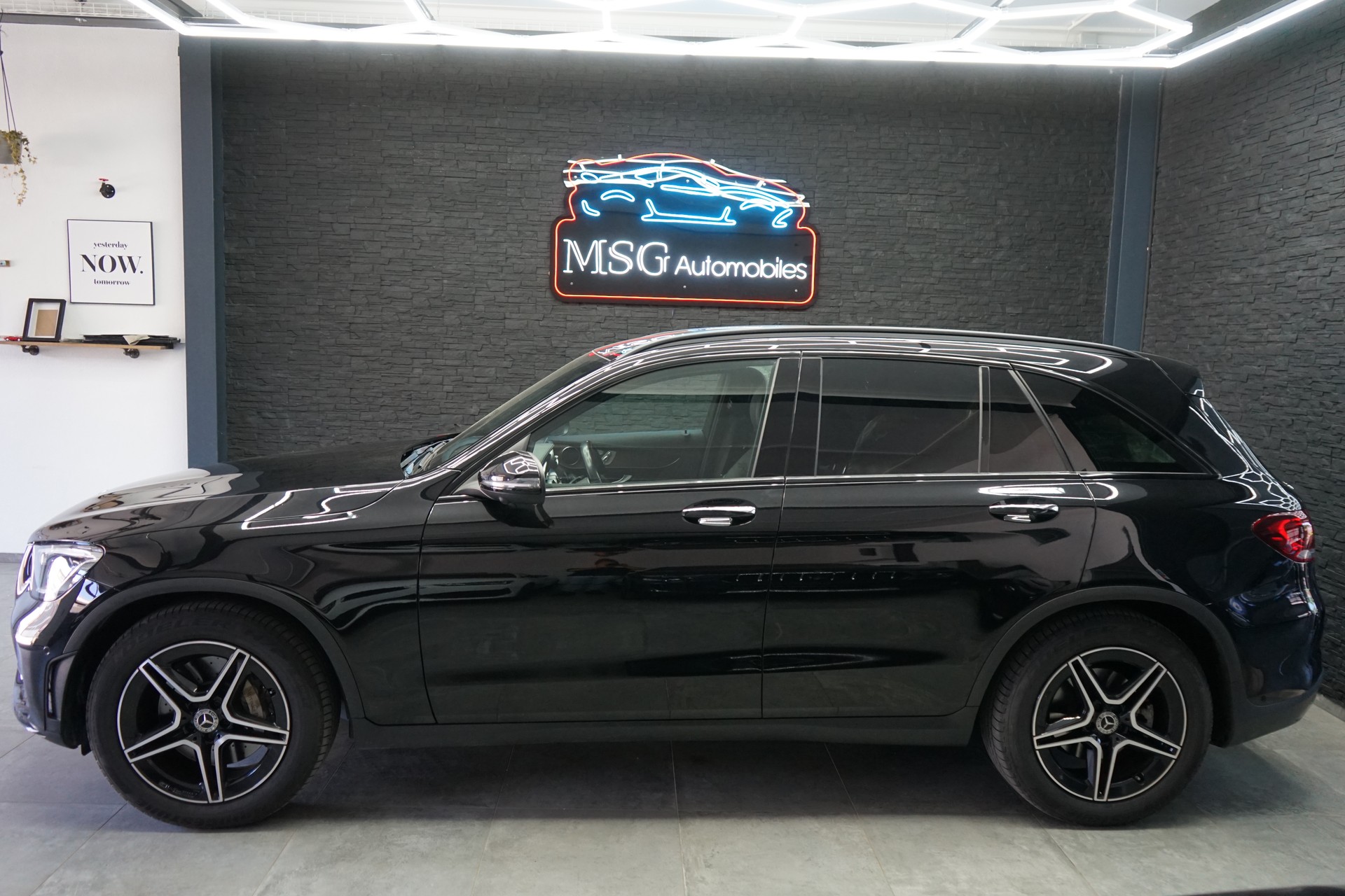 MERCEDES-BENZ GLC 300 AMG Line 4Matic 9G-Tronic-showroom-element-1