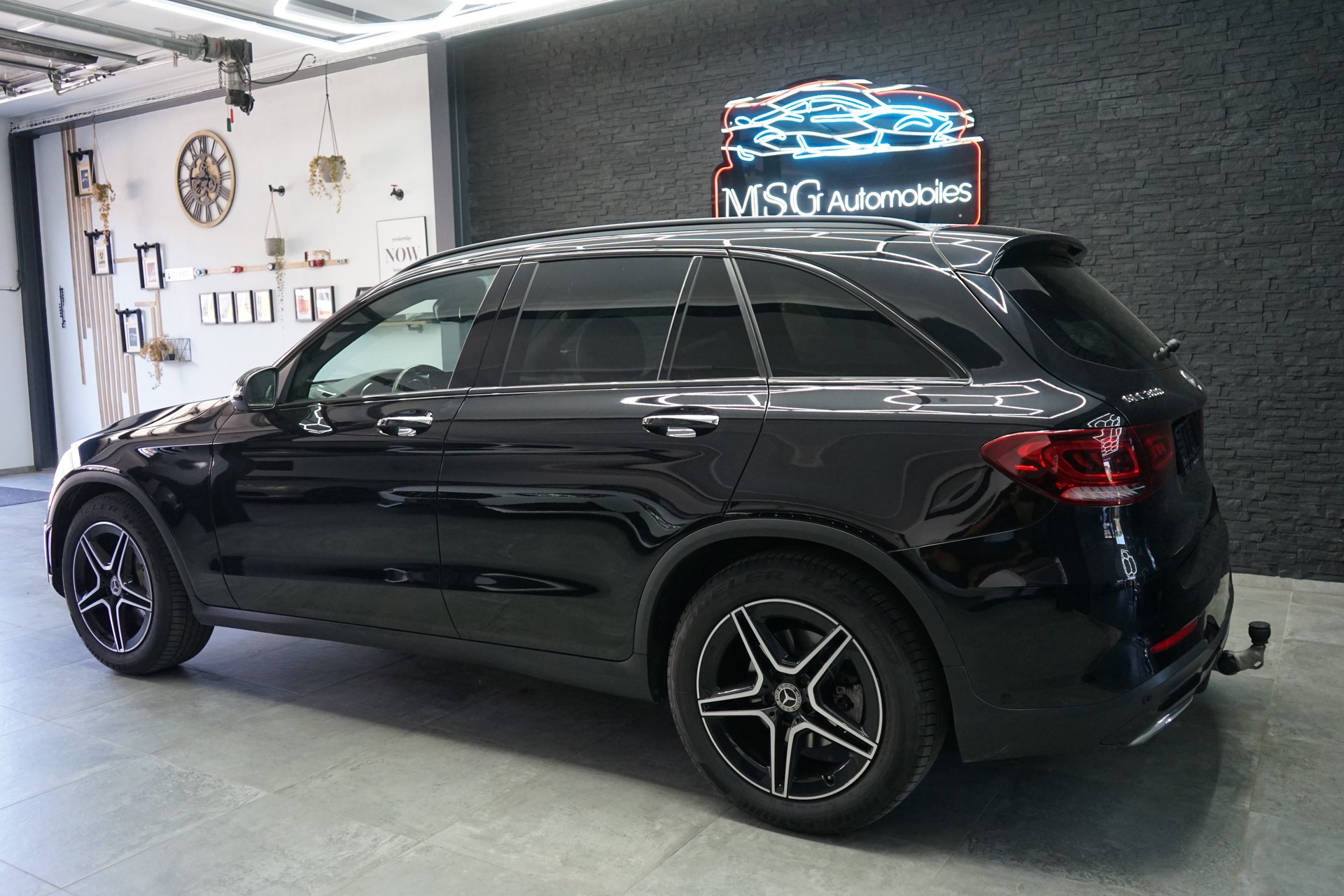 MERCEDES-BENZ GLC 300 AMG Line 4Matic 9G-Tronic-showroom-element-2