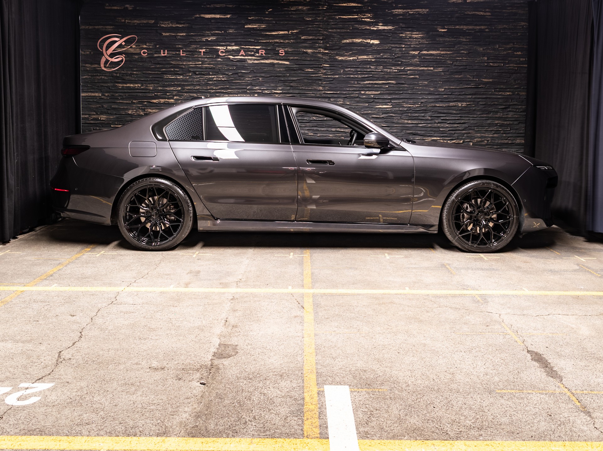 BMW 740d xDrive 48V Steptronic-image-0