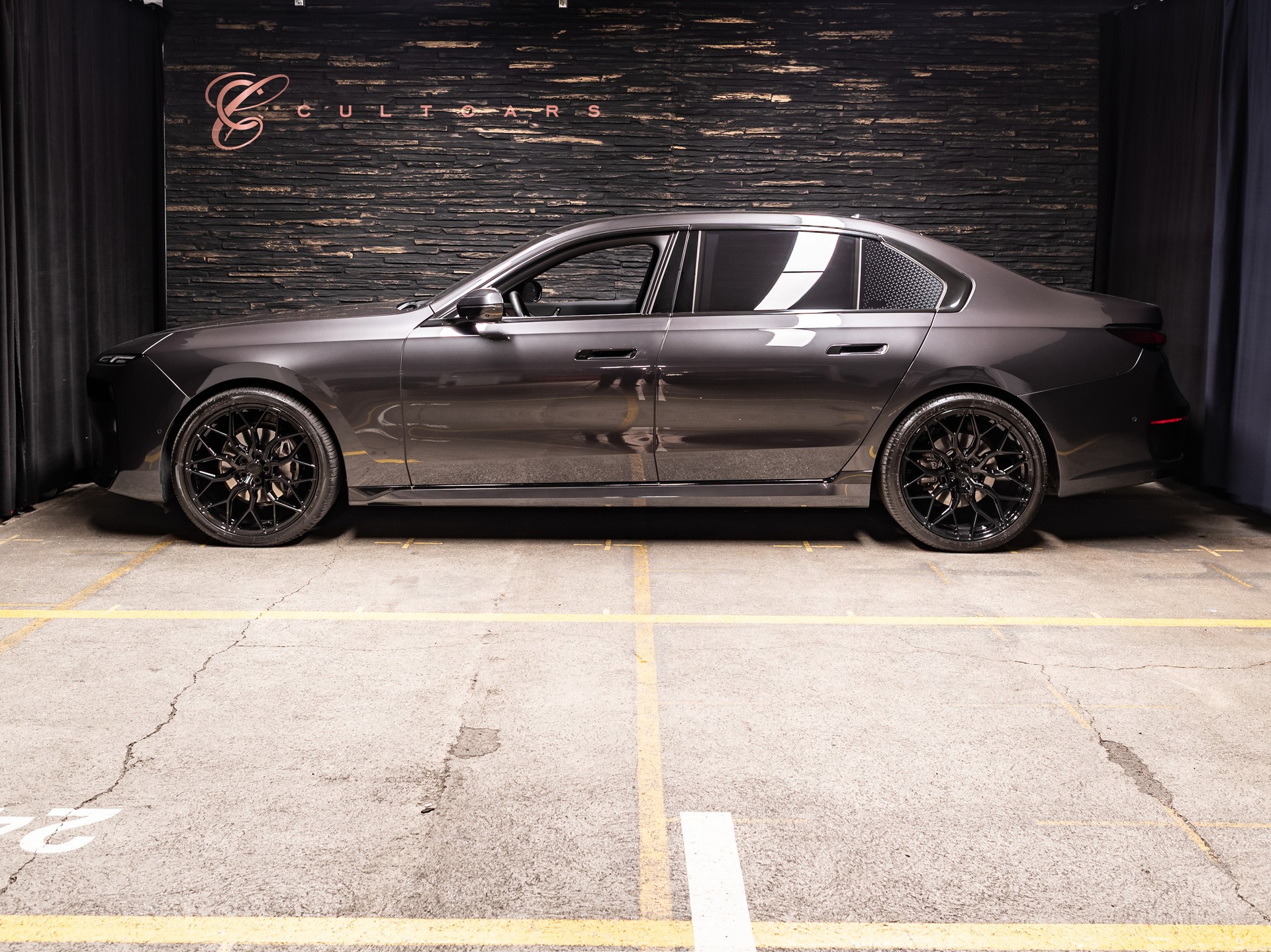 BMW 740d xDrive 48V Steptronic-image-1