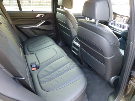 BMW X5 xDrive M50d-image-14