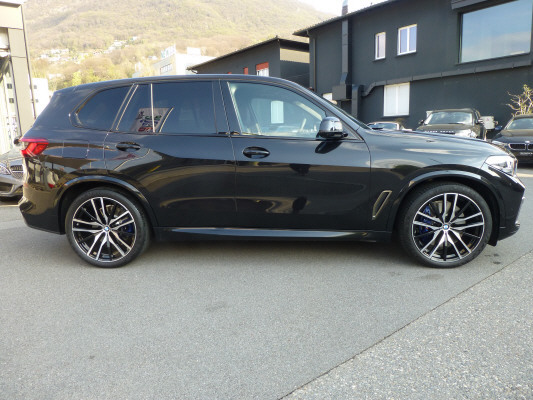 BMW X5 xDrive M50d-showroom-element-1