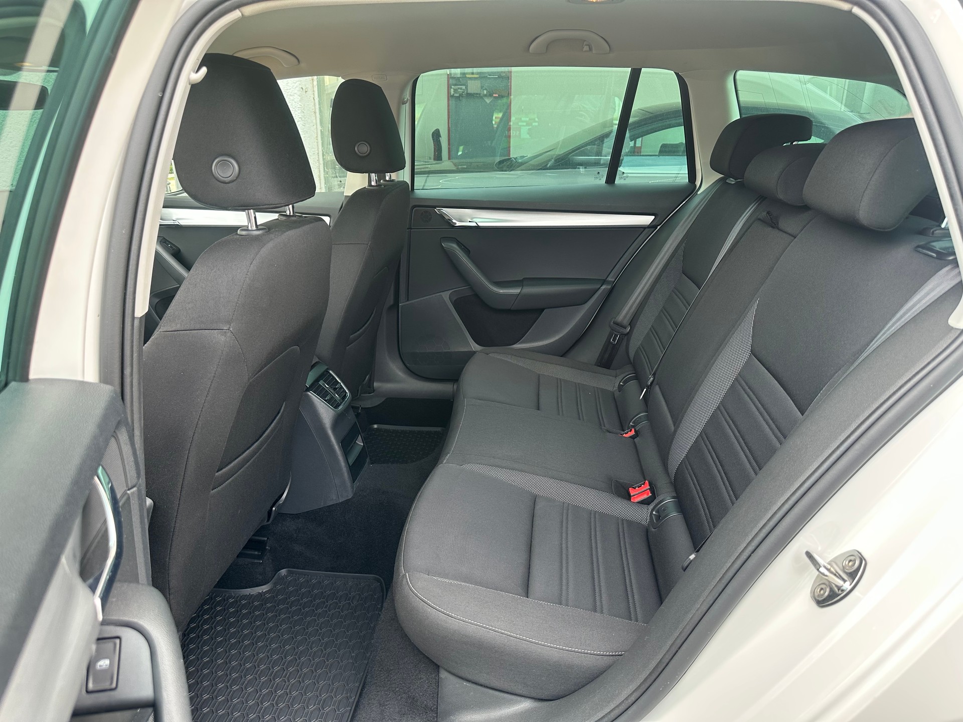 SKODA Octavia Combi 1.5 TSI Ambition DSG-image-5