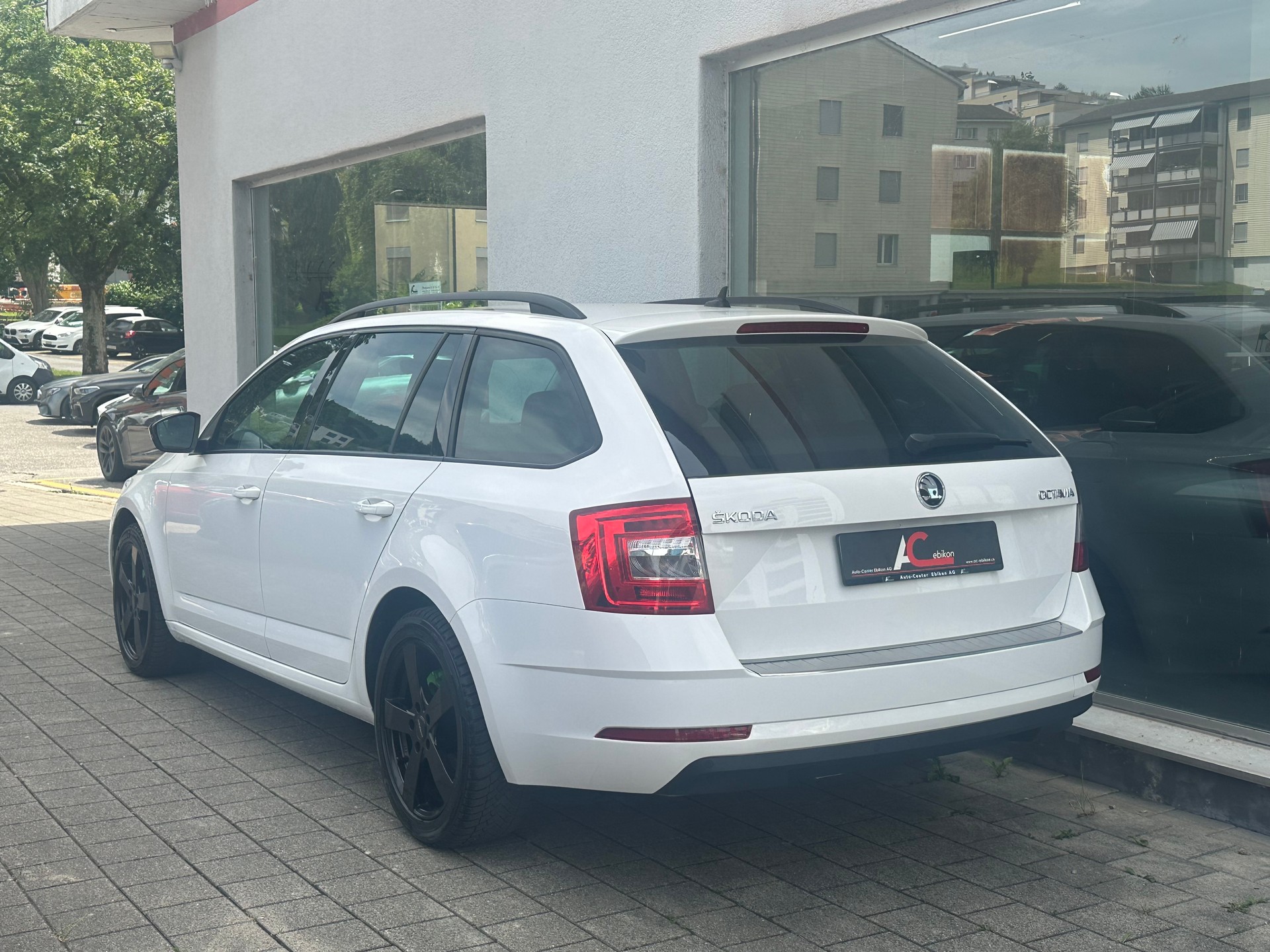 SKODA Octavia Combi 1.5 TSI Ambition DSG-image-1