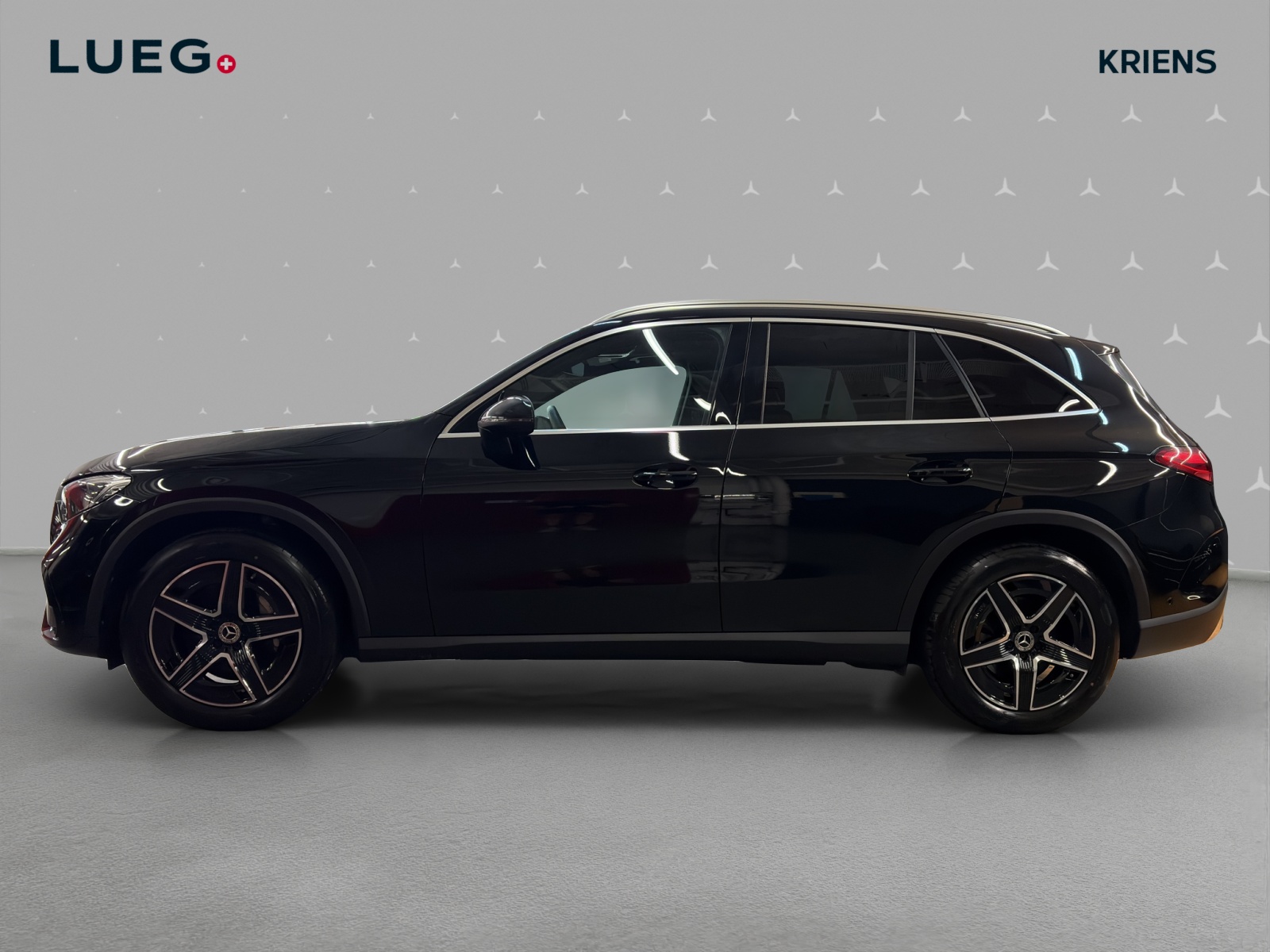 MERCEDES-BENZ GLC 200 4M - AMG / DISTRONIC / Panorama-Dach / Rückfahrkamera / AHK-image-1