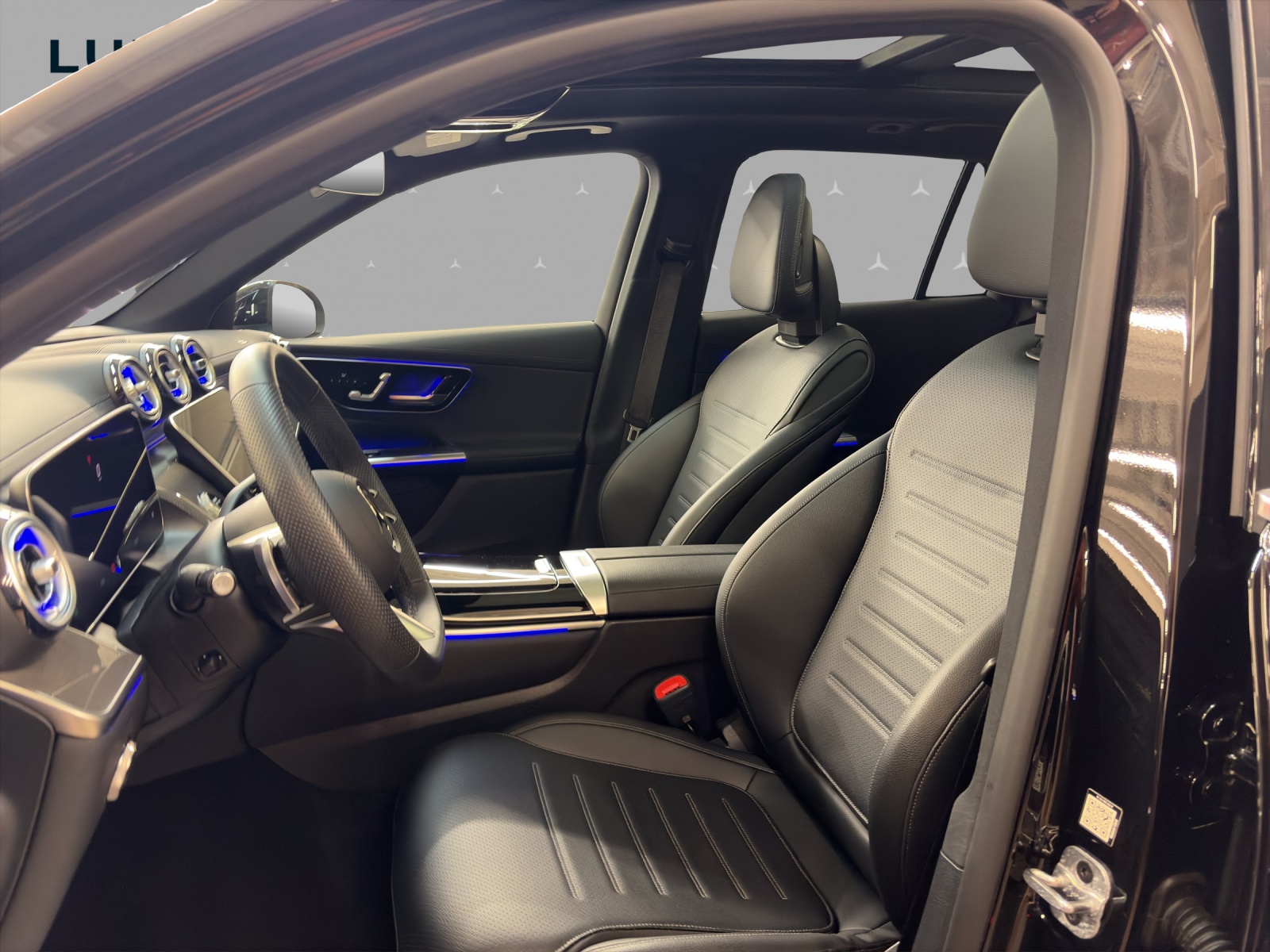 MERCEDES-BENZ GLC 200 4M - AMG / DISTRONIC / Panorama-Dach / Rückfahrkamera / AHK-image-12