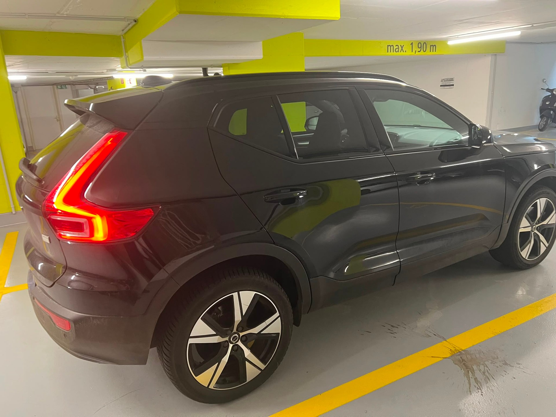 VOLVO XC40 Recharge P6 Plus FWD-image-3