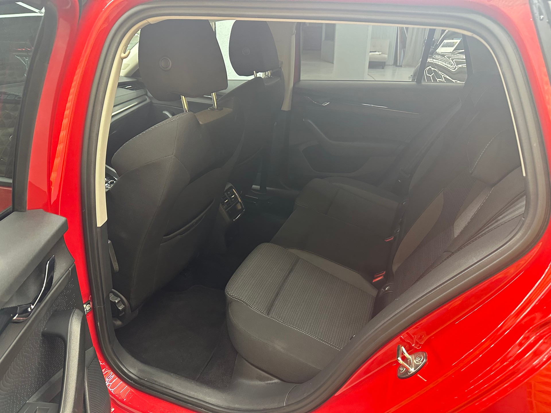 SKODA Octavia Combi 2.0 TDI DSG Ambition-image-8