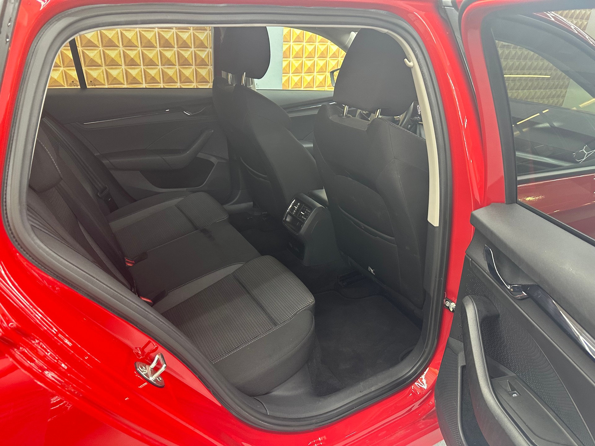 SKODA Octavia Combi 2.0 TDI DSG Ambition-image-10