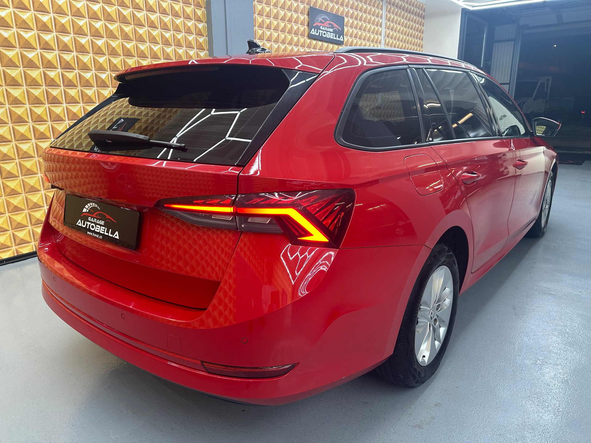 SKODA Octavia Combi 2.0 TDI DSG Ambition-image-3
