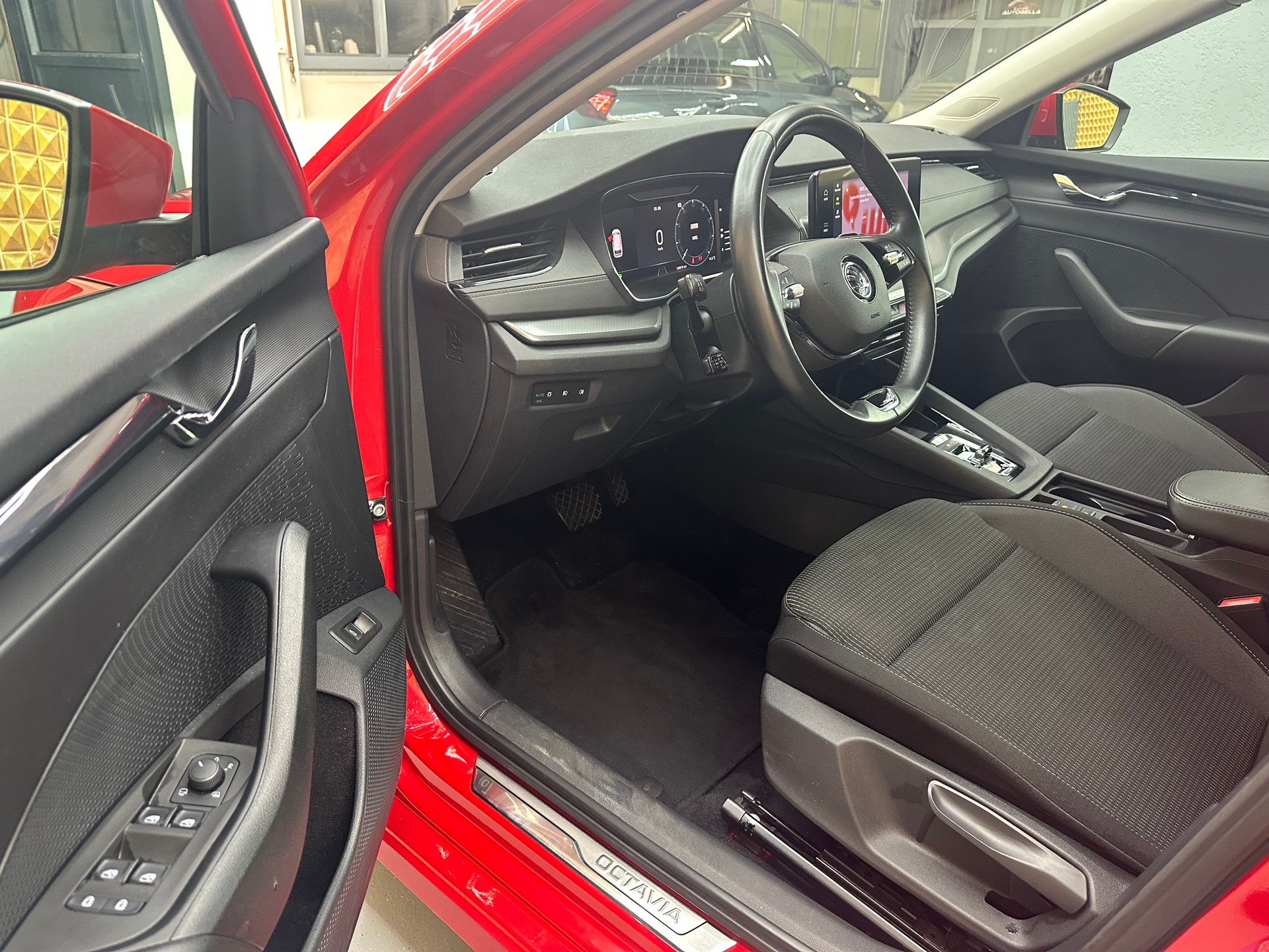SKODA Octavia Combi 2.0 TDI DSG Ambition-image-5