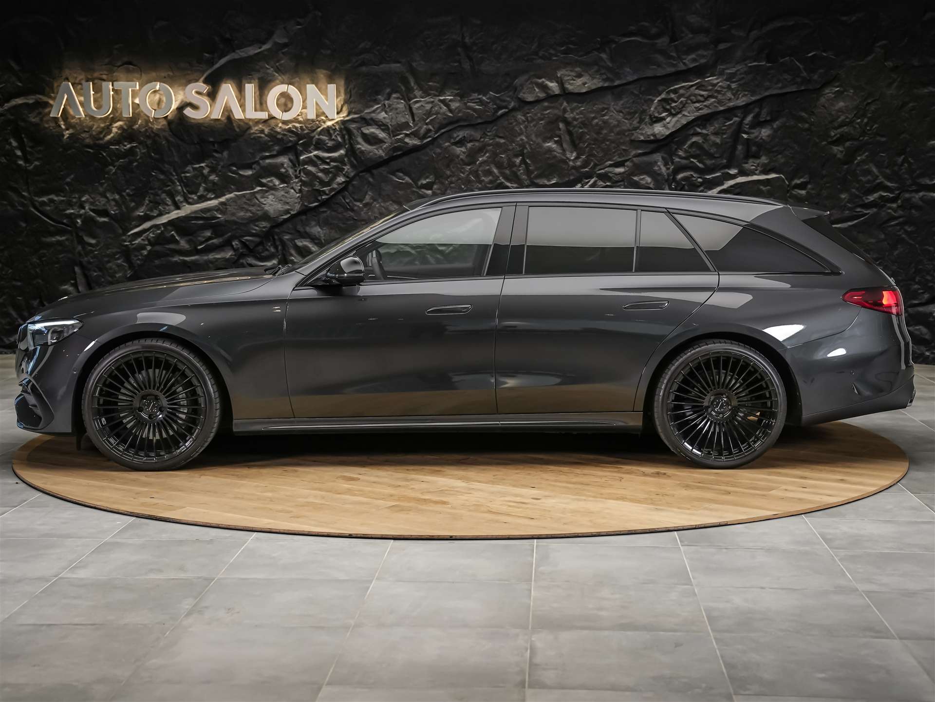 MERCEDES-BENZ E 220 d AMG Line 4matic Kombi *Werksgarantie*21" Felgen*Abstandsregler*-image-2