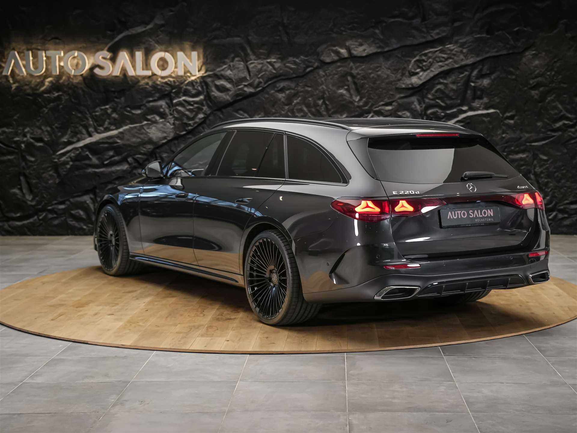 MERCEDES-BENZ E 220 d AMG Line 4matic Kombi-showroom-element-3