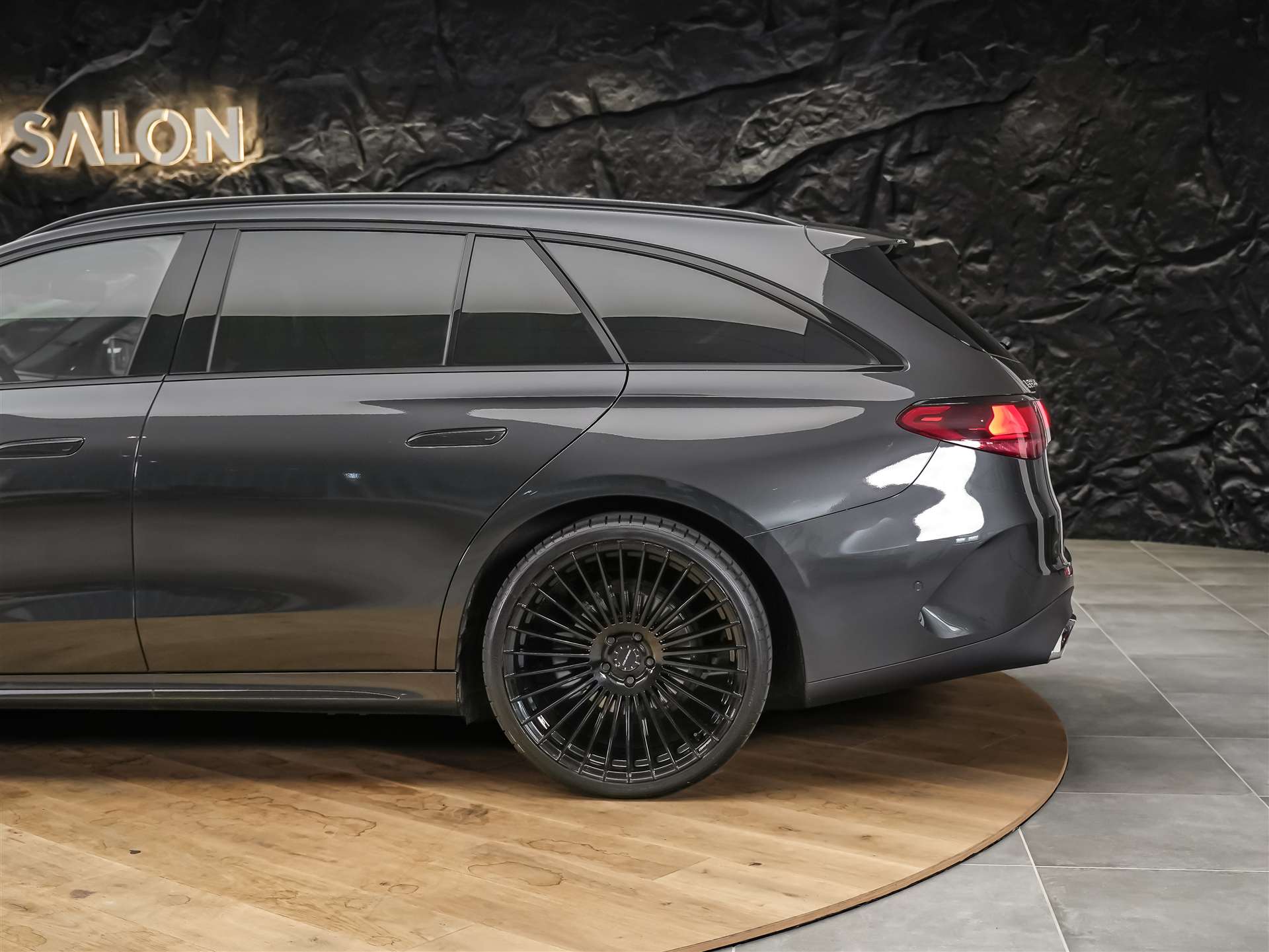 MERCEDES-BENZ E 220 d AMG Line 4matic Kombi *Werksgarantie*21" Felgen*Abstandsregler*-image-16