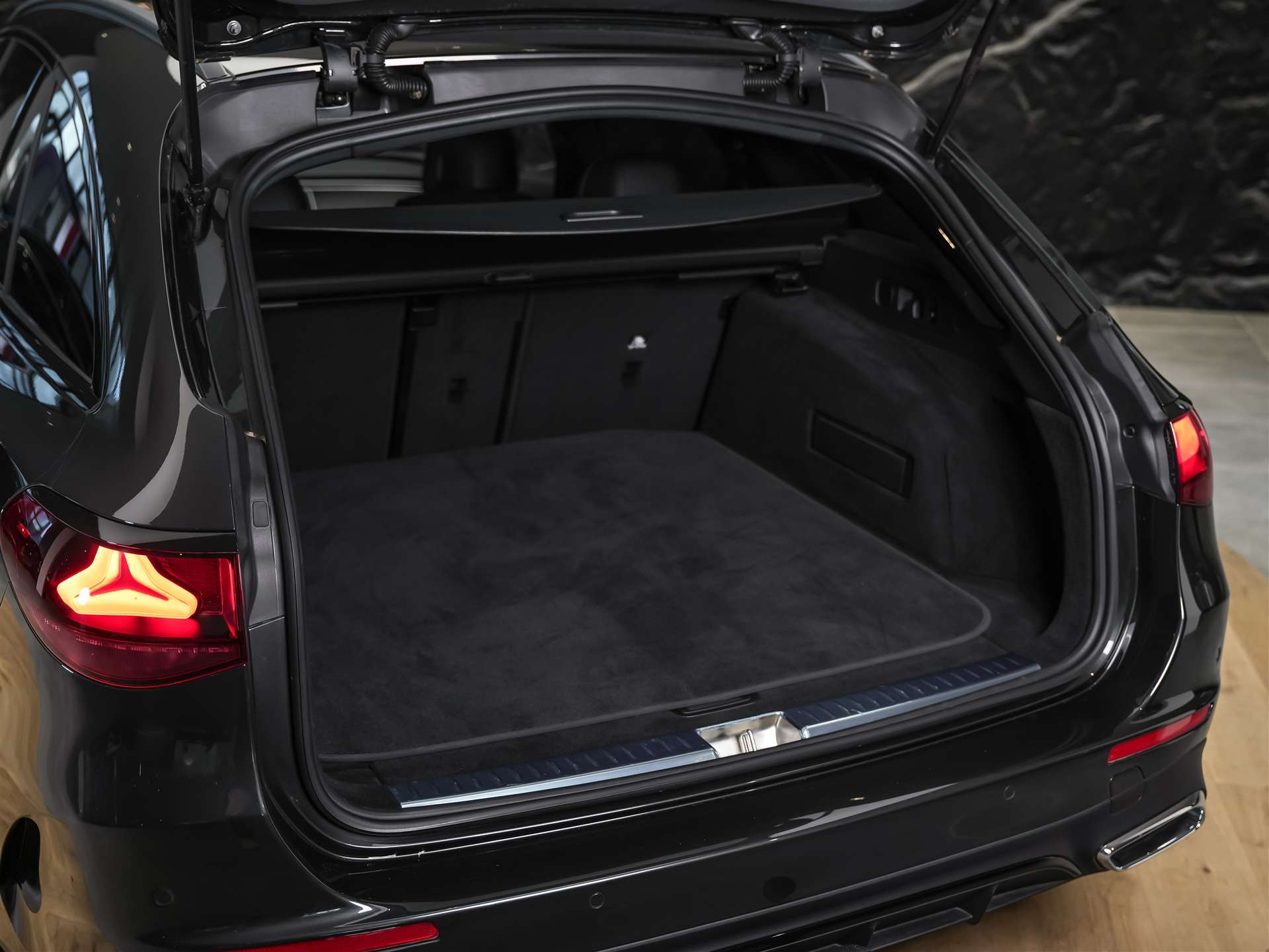 MERCEDES-BENZ E 220 d AMG Line 4matic Kombi *Werksgarantie*21" Felgen*Abstandsregler*-image-41