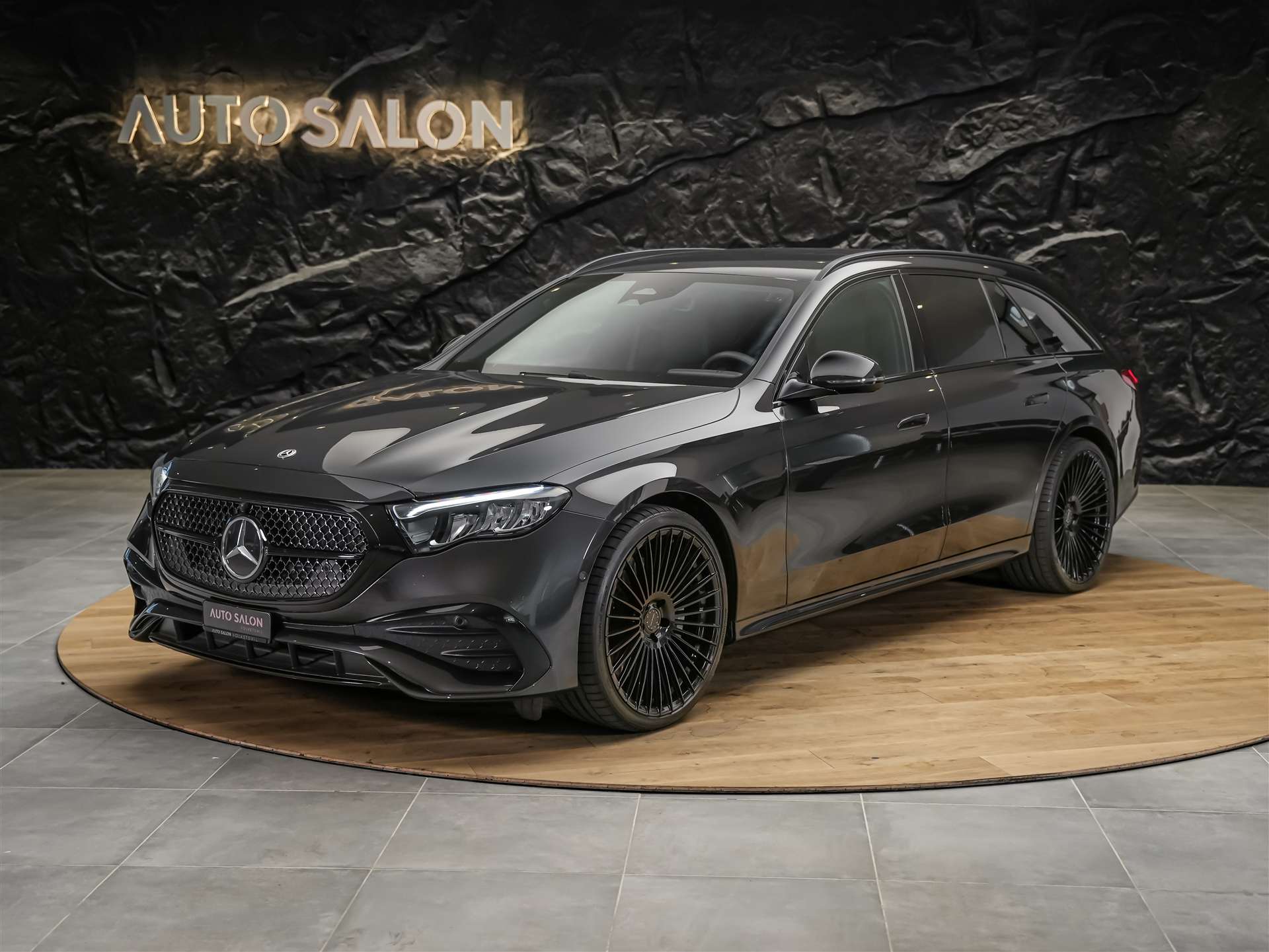 MERCEDES-BENZ E 220 d AMG Line 4matic Kombi-showroom-element-1