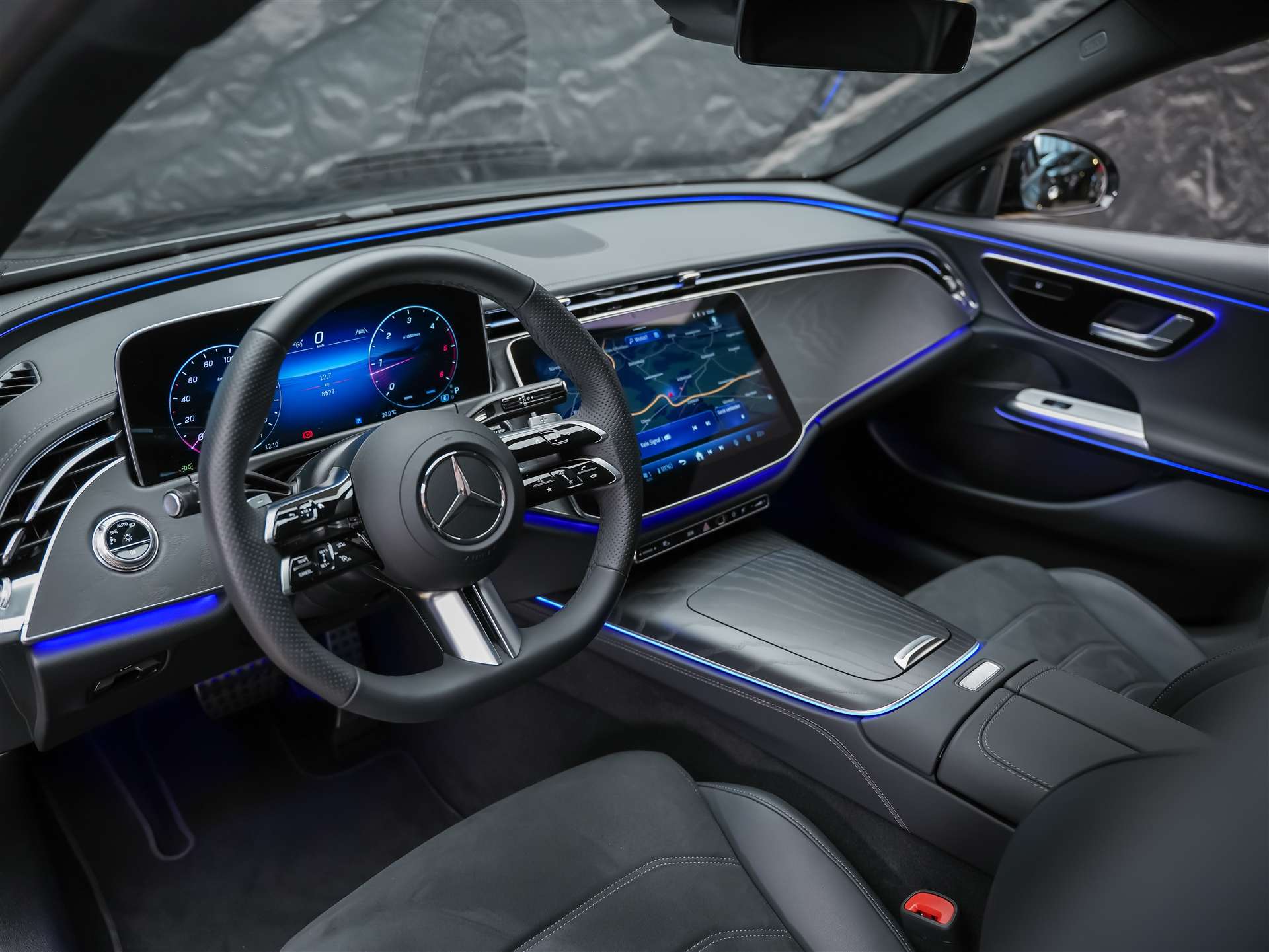 MERCEDES-BENZ E 220 d AMG Line 4matic Kombi-image-8