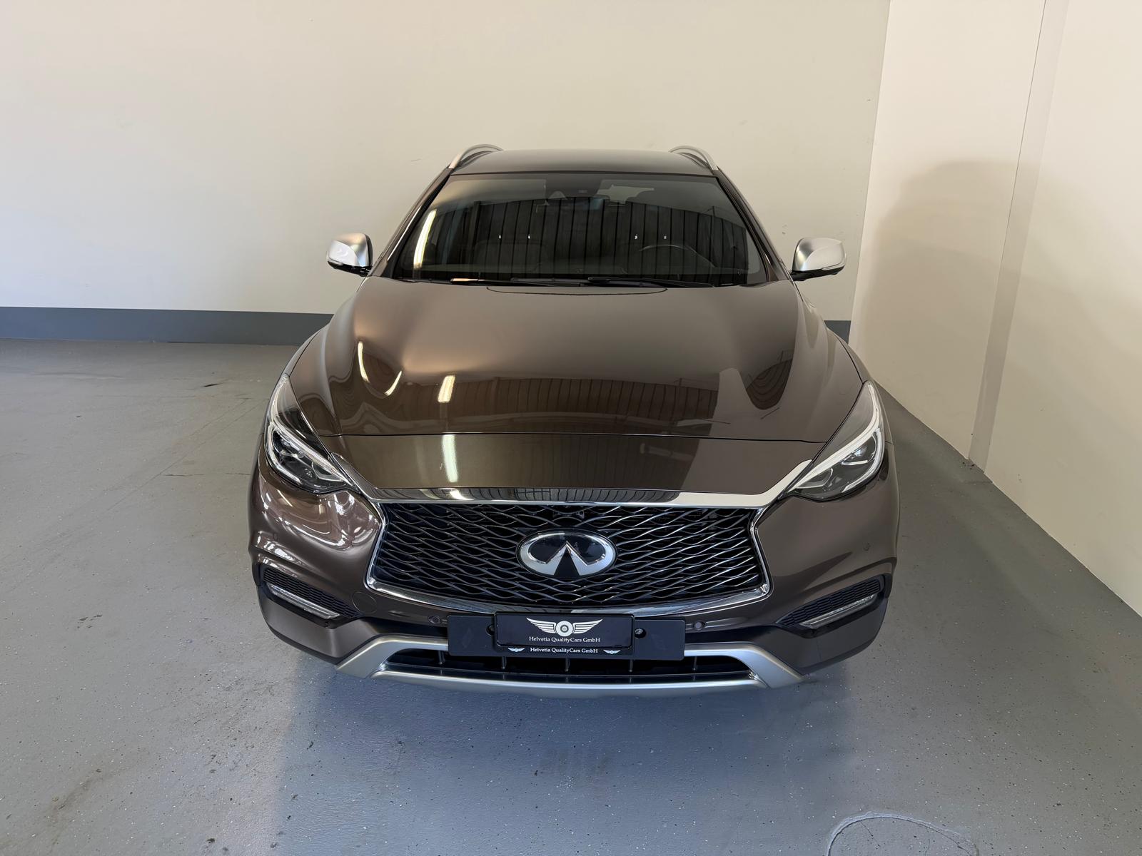 INFINITI QX30 2.0t Luxe Tech AWD DCT AWD-showroom-element-3