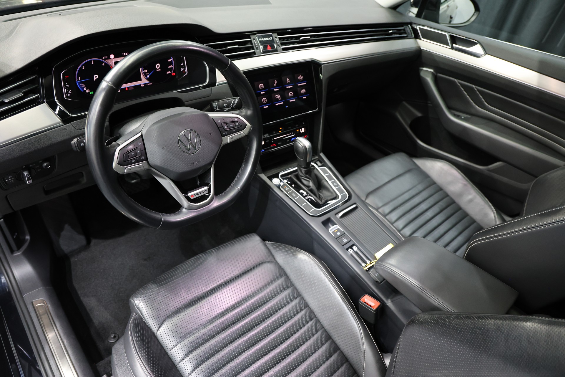 VW Passat 2.0 TDI BMT Highline 4Motion DSG Vollausstattung 200PS-image-7