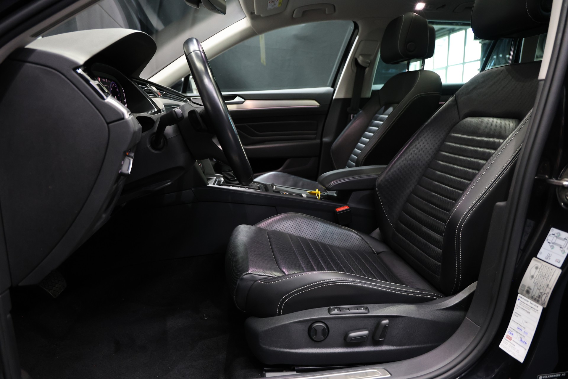 VW Passat 2.0 TDI BMT Highline 4Motion DSG Vollausstattung 200PS-image-24
