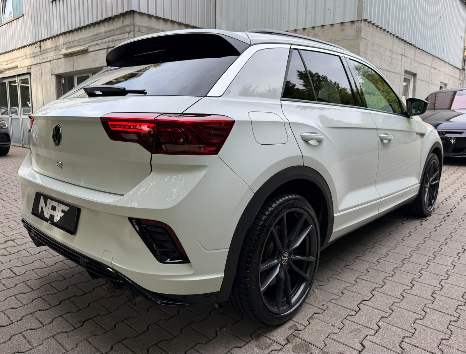 VW T-Roc 2.0 TSI R DSG 4Motion-image-4