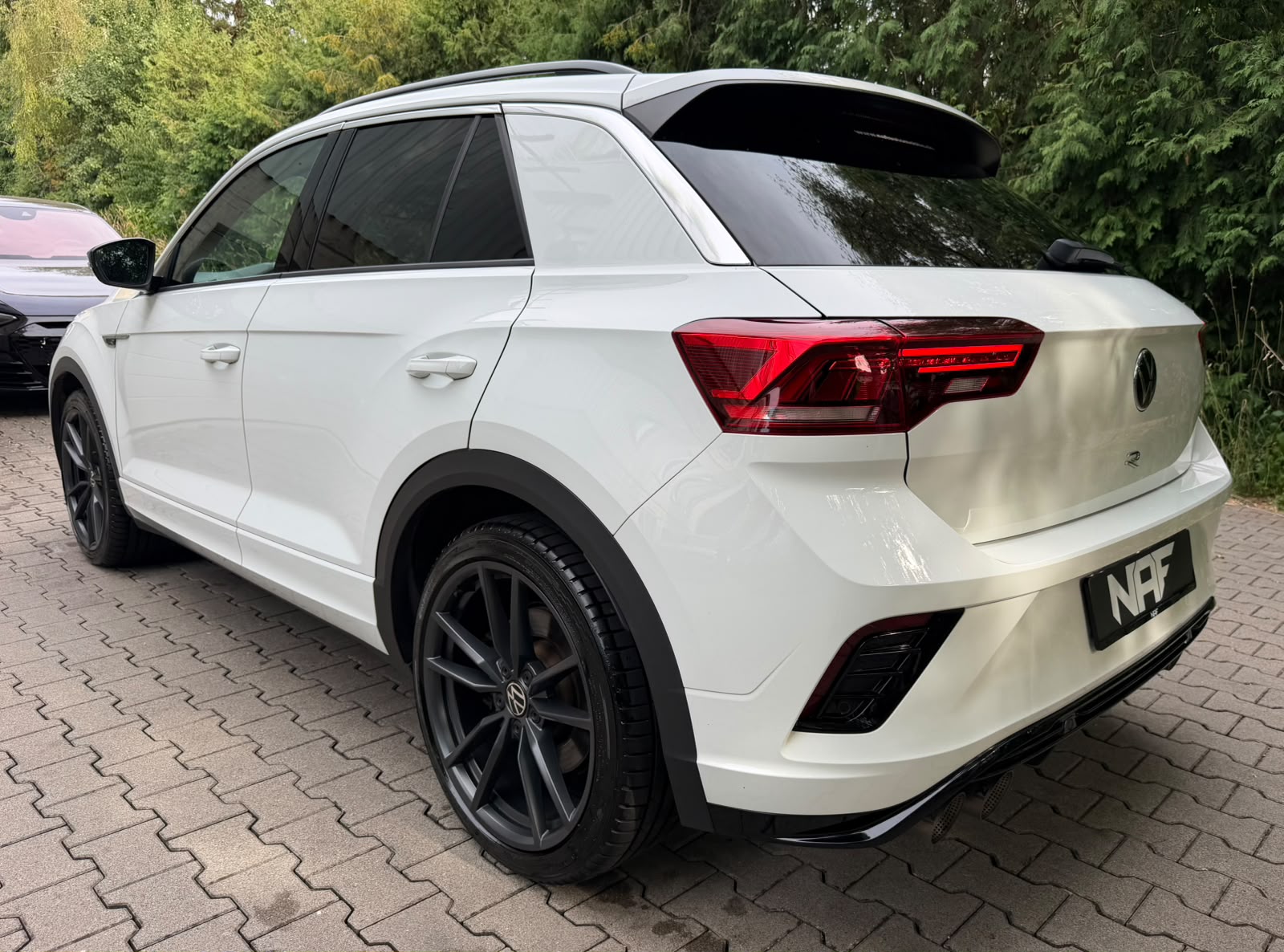 VW T-Roc 2.0 TSI R DSG 4Motion-image-2