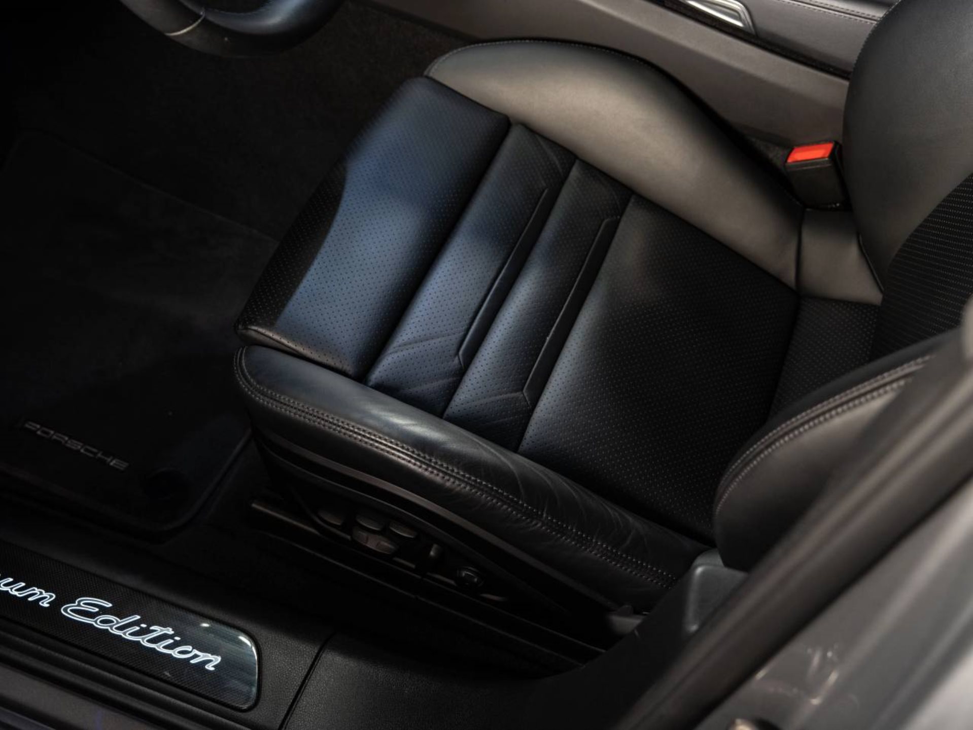PORSCHE Panamera 4 E-Hybrid Sport Turismo Platinum Edition (MY23)-image-18