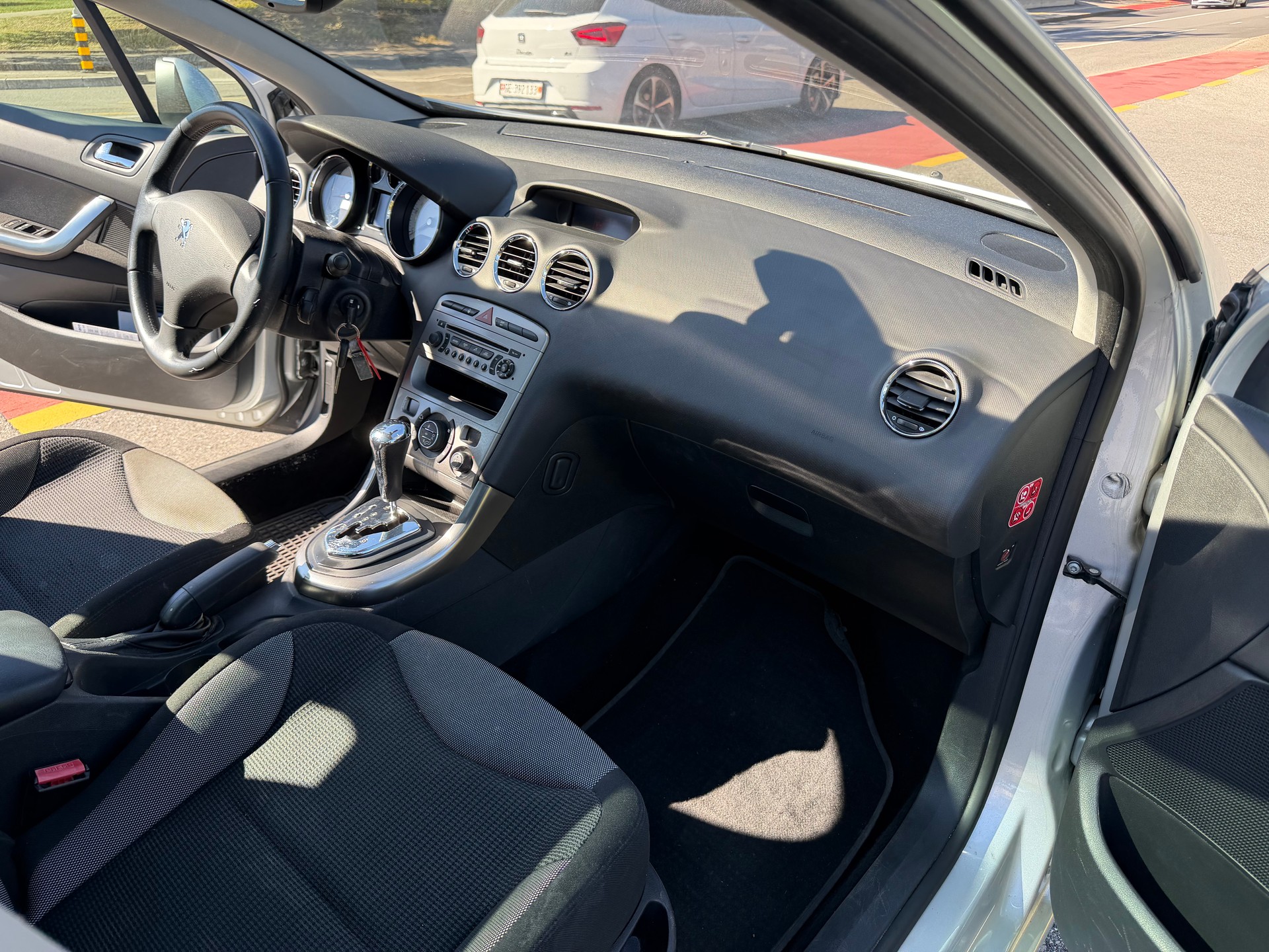 PEUGEOT 308 1.6 16V T Sport Pack Automatic-image-12
