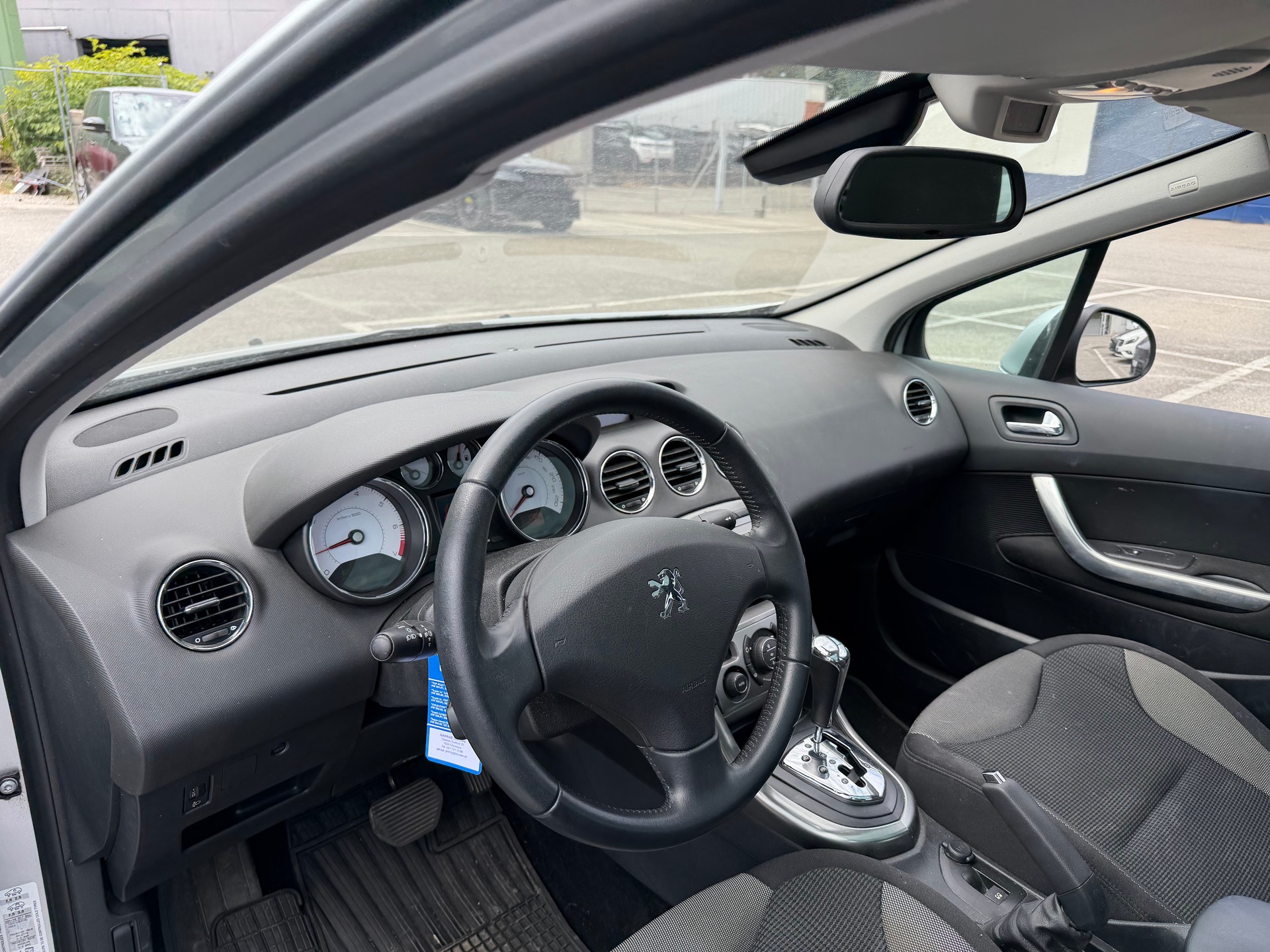 PEUGEOT 308 1.6 16V T Sport Pack Automatic-image-11
