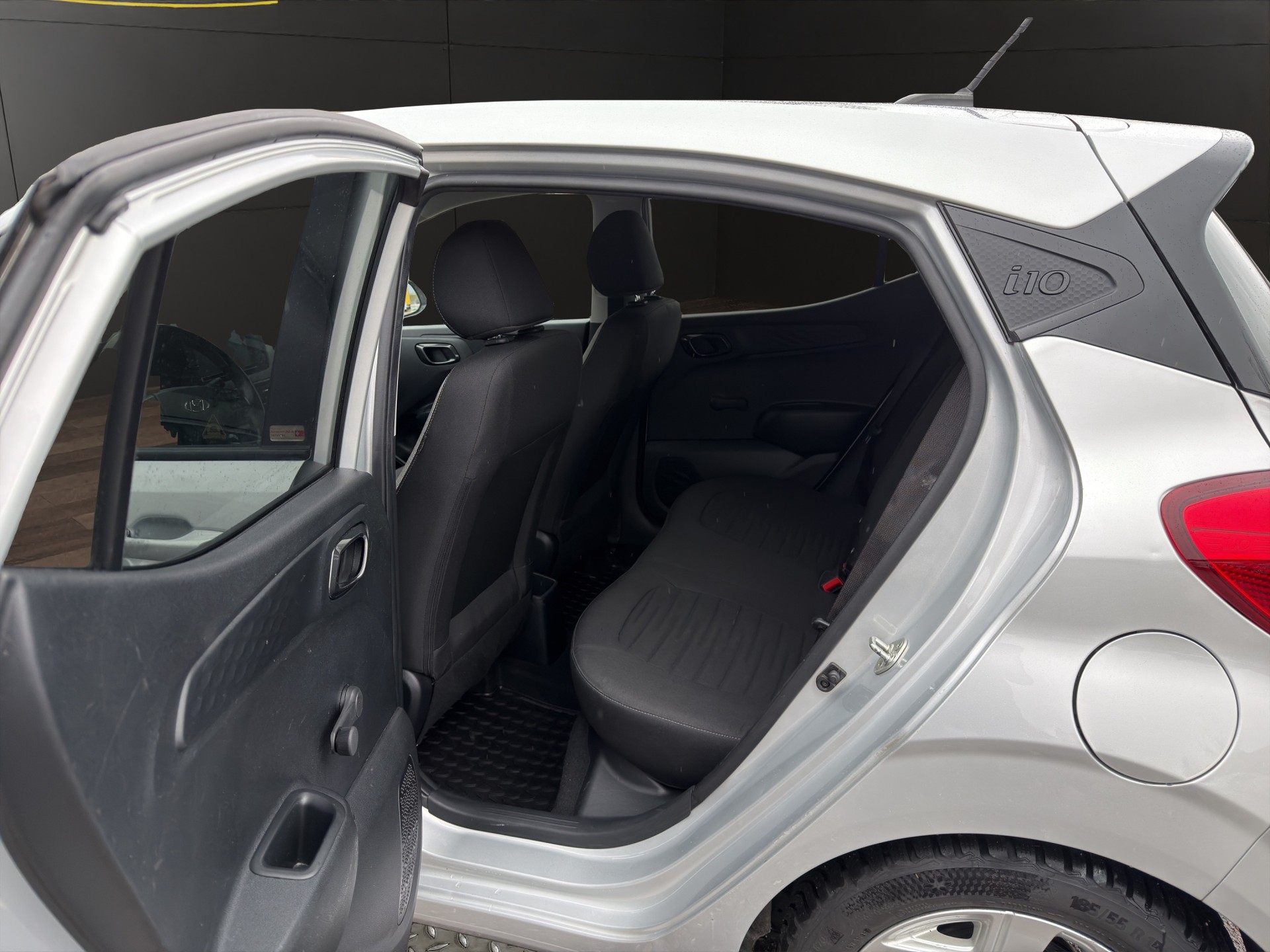 HYUNDAI i10 1.2 Amplia Automat-image-13