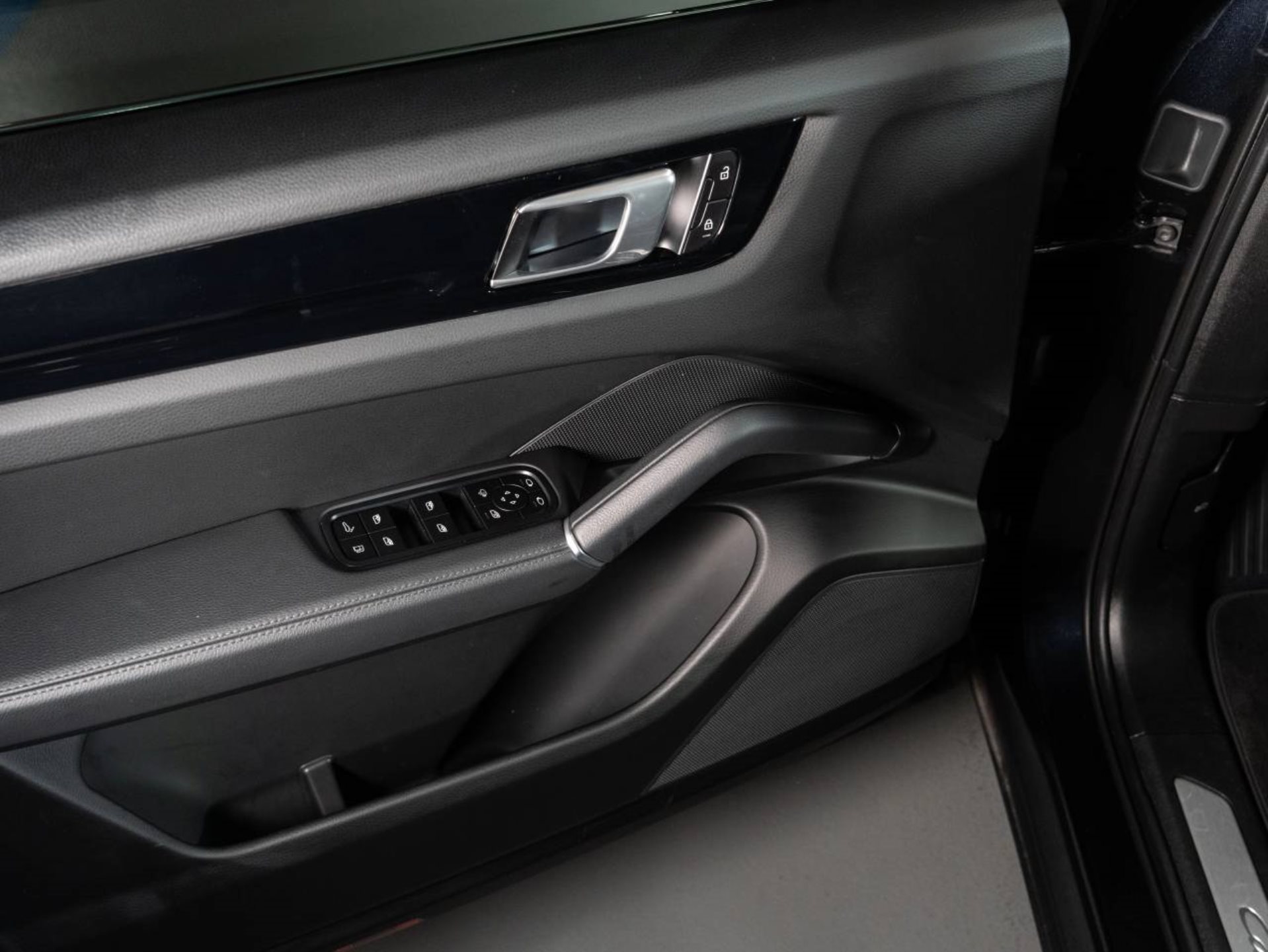 PORSCHE Cayenne E-Hybrid (MY22)-image-15