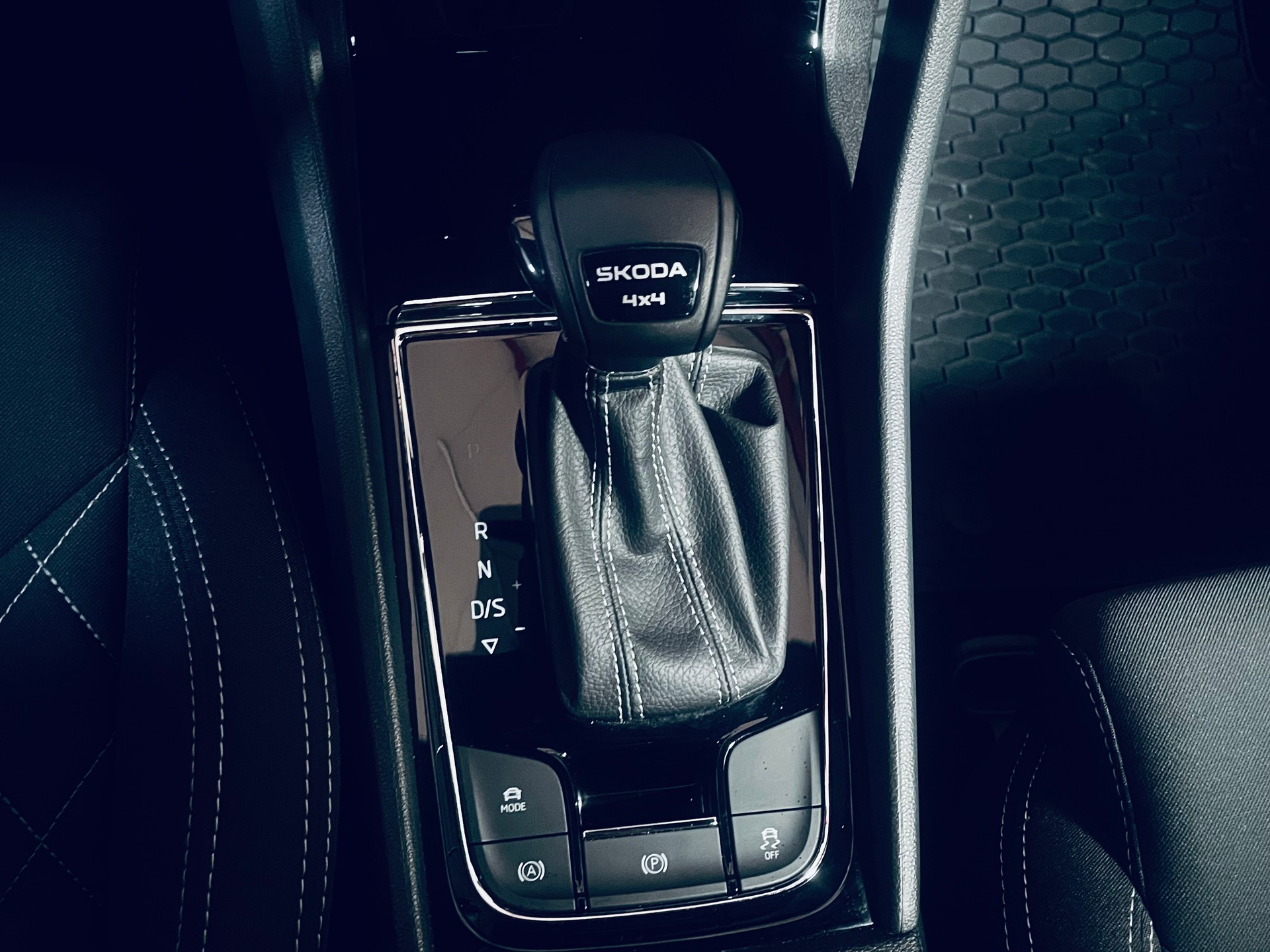 SKODA Karoq 2.0 TSI SportLine 4x4 DSG-image-22
